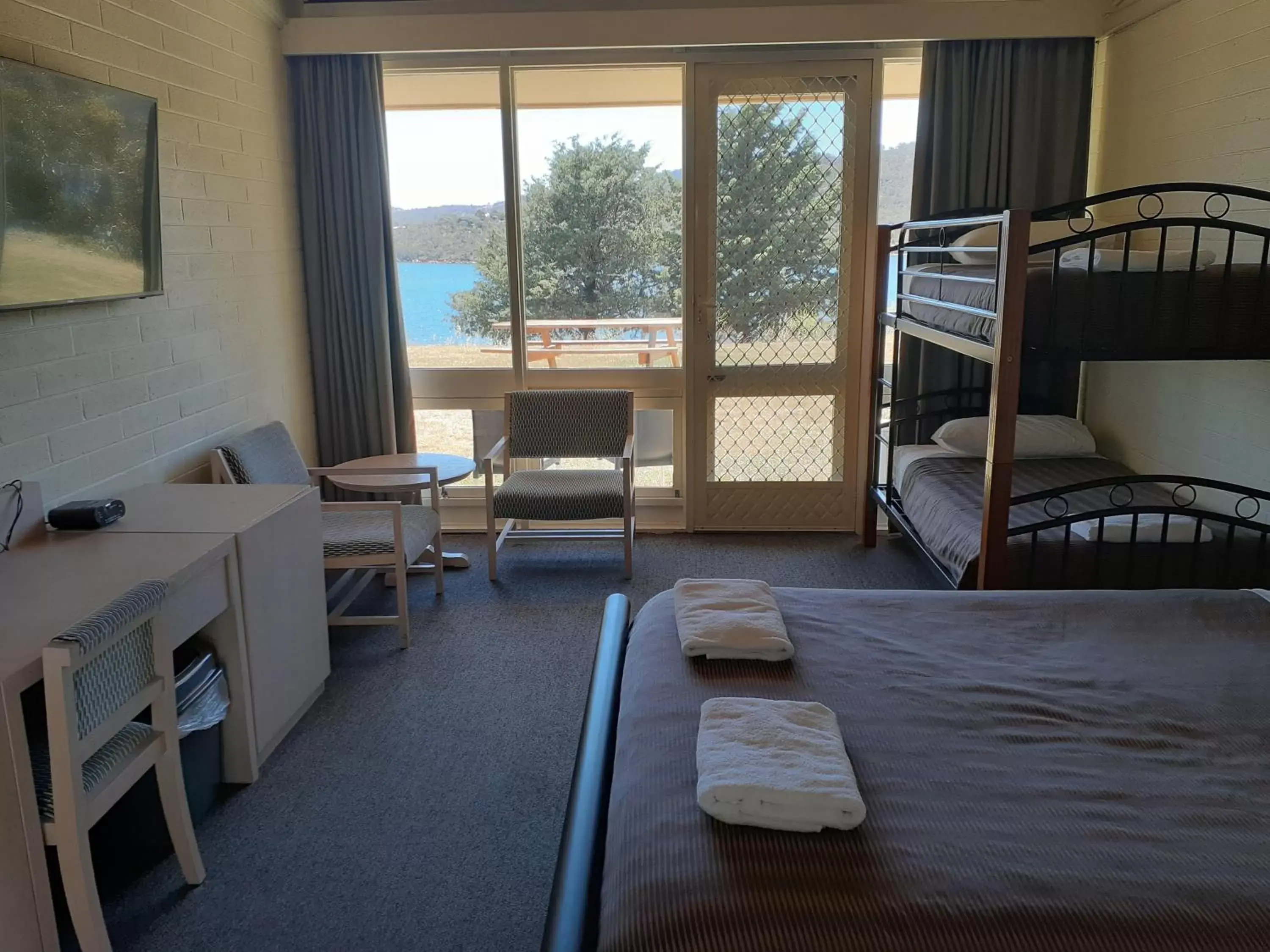 Bedroom, Bunk Bed in Lake Jindabyne Hotel