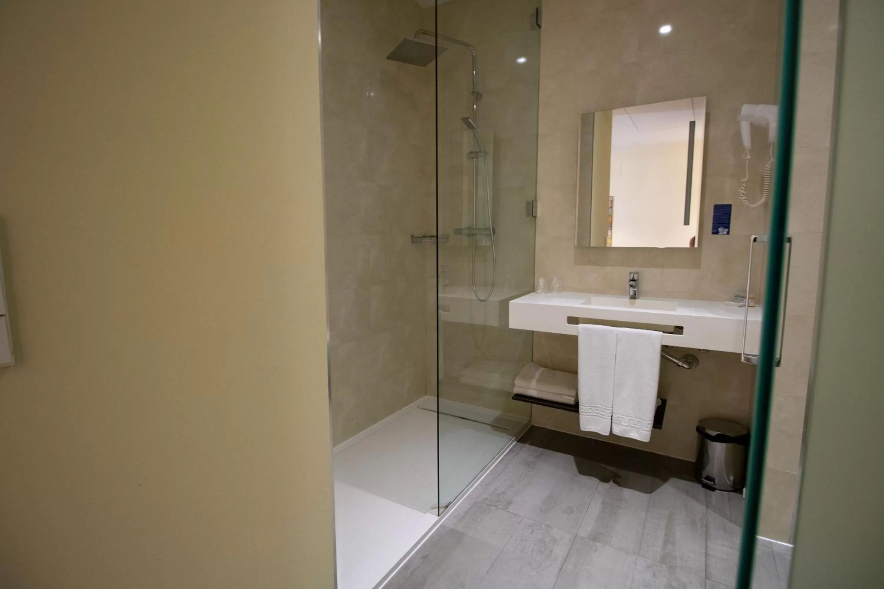 Bathroom in Alda Route 42