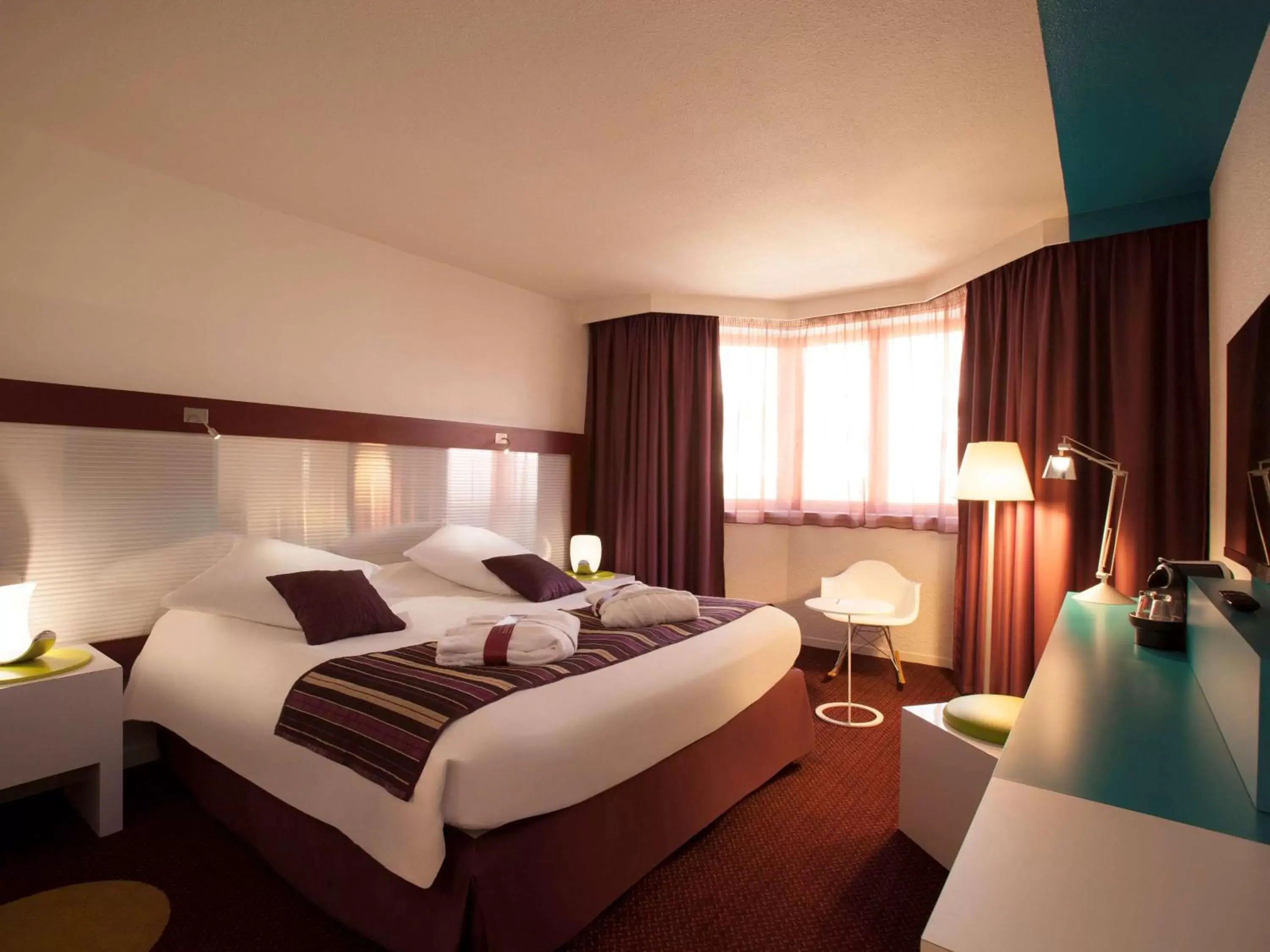 Property building, Bed in Mercure Strasbourg Centre