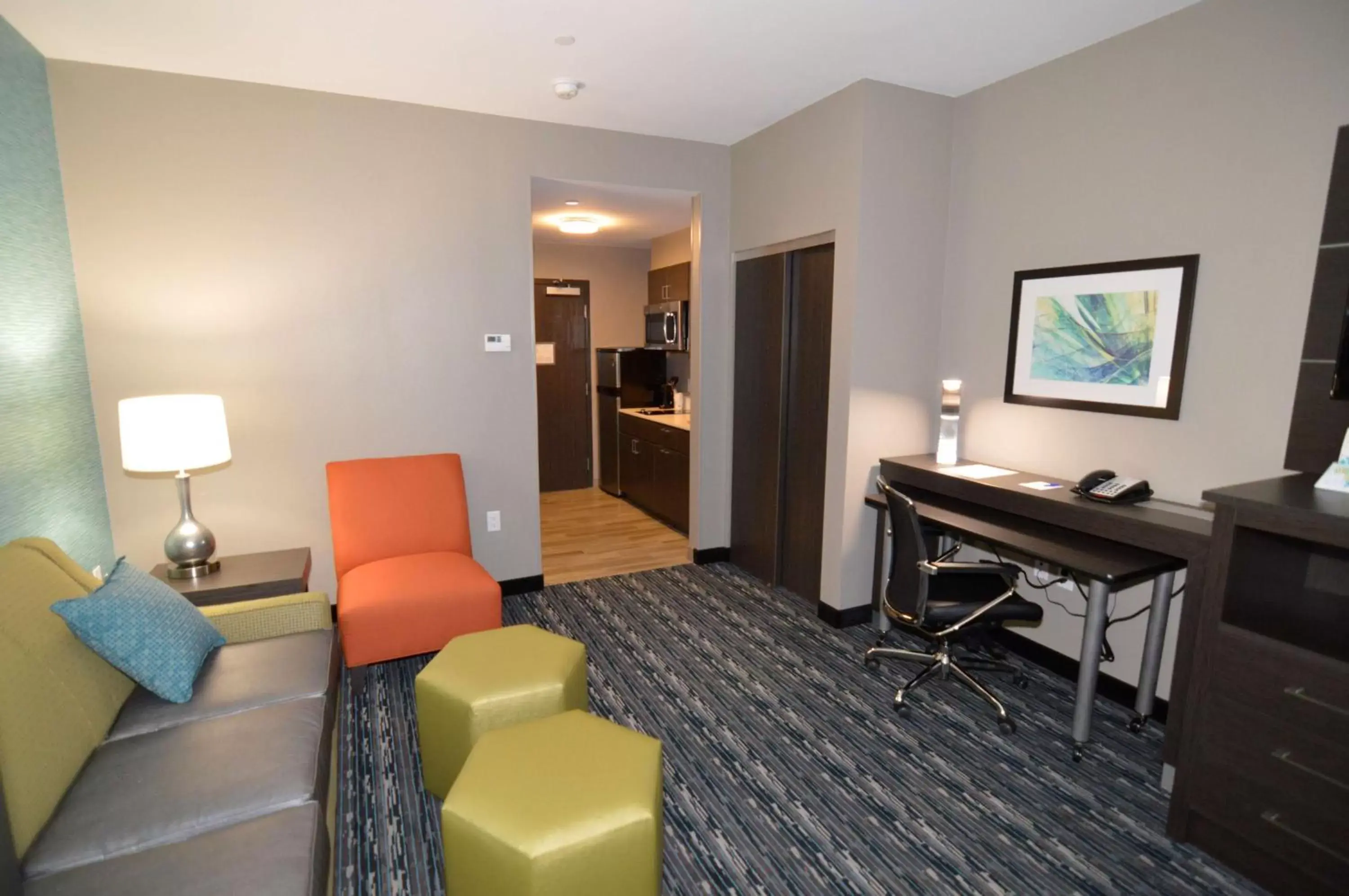 Photo of the whole room, Seating Area in Best Western Plus Pasadena Inn & Suites