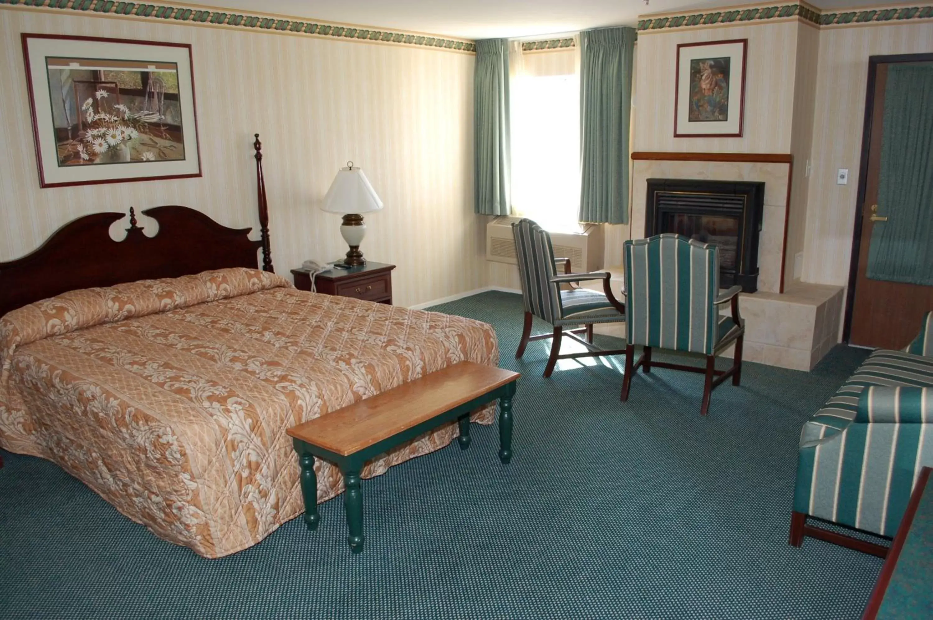 Seating area, Bed in Longstreet Inn & Casino