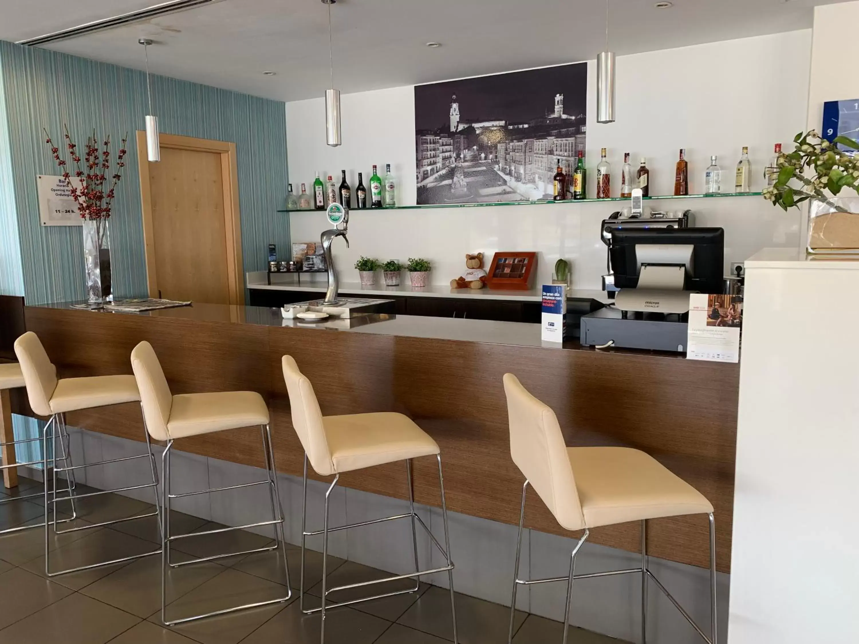 Lounge or bar in Holiday Inn Express Vitoria