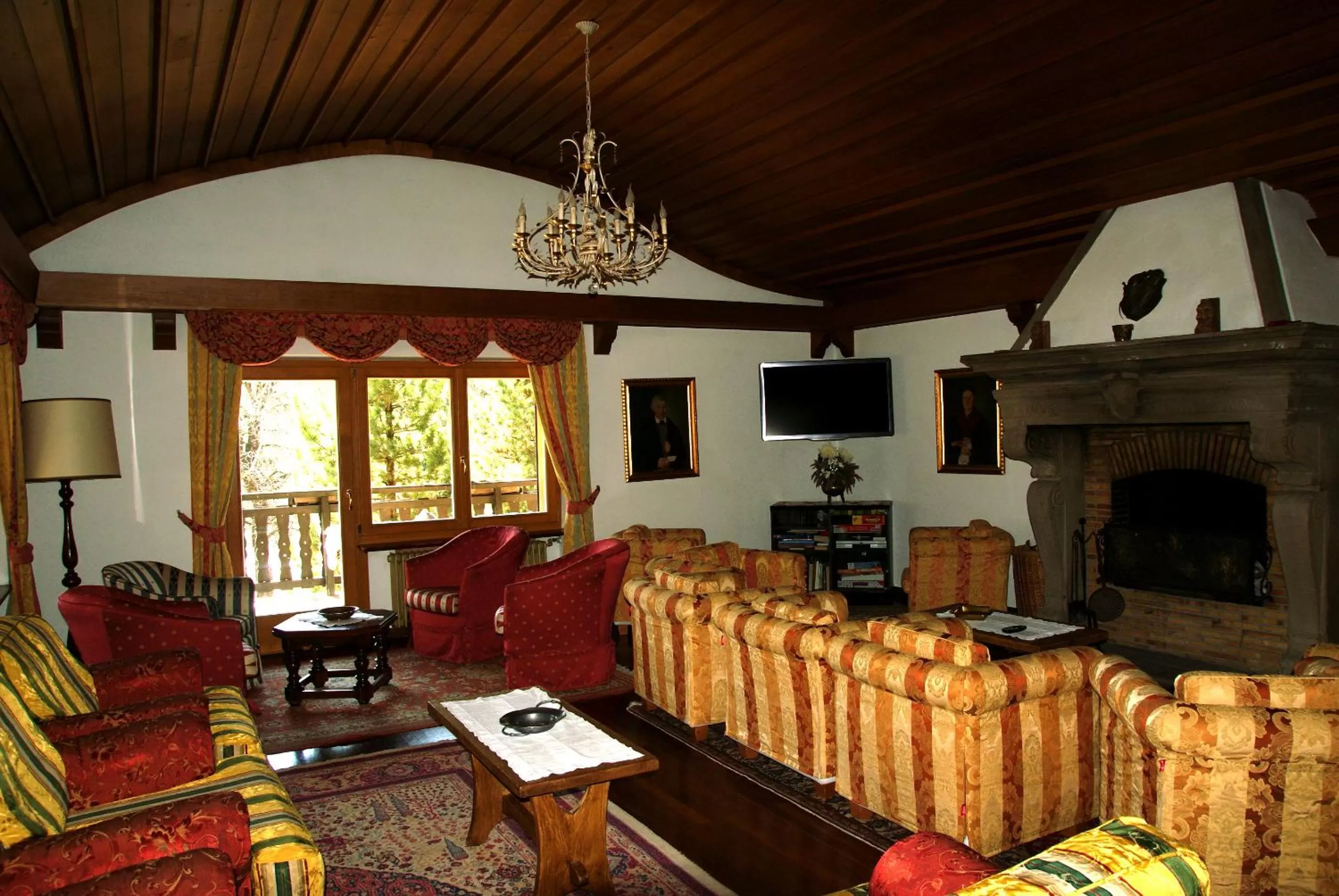 Communal lounge/ TV room in Park Hotel Villa Trunka Lunka