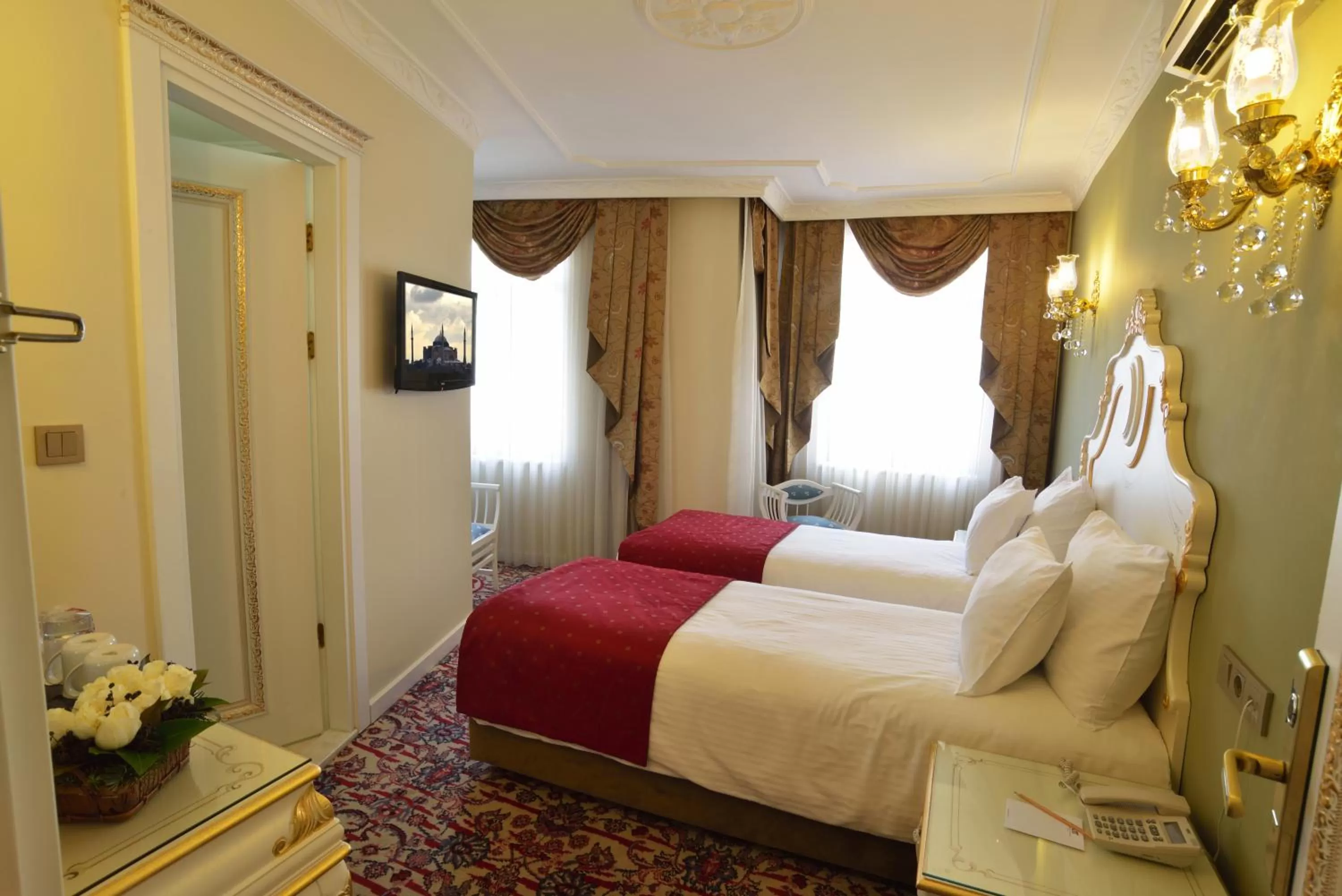 Shower, Bed in Galatower Hotel