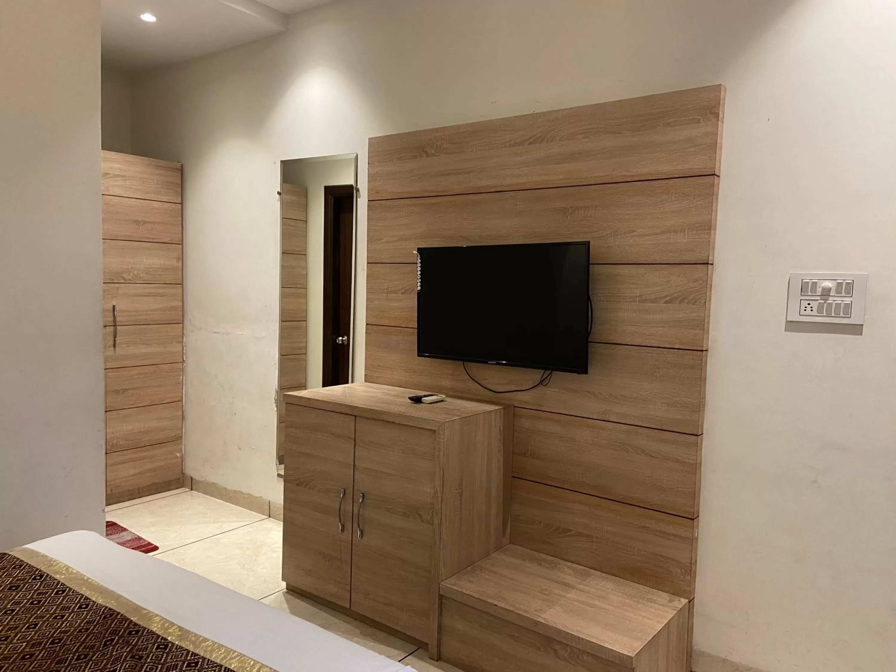 TV and multimedia in Hotel Exotic - 5 min walk from Golden Temple