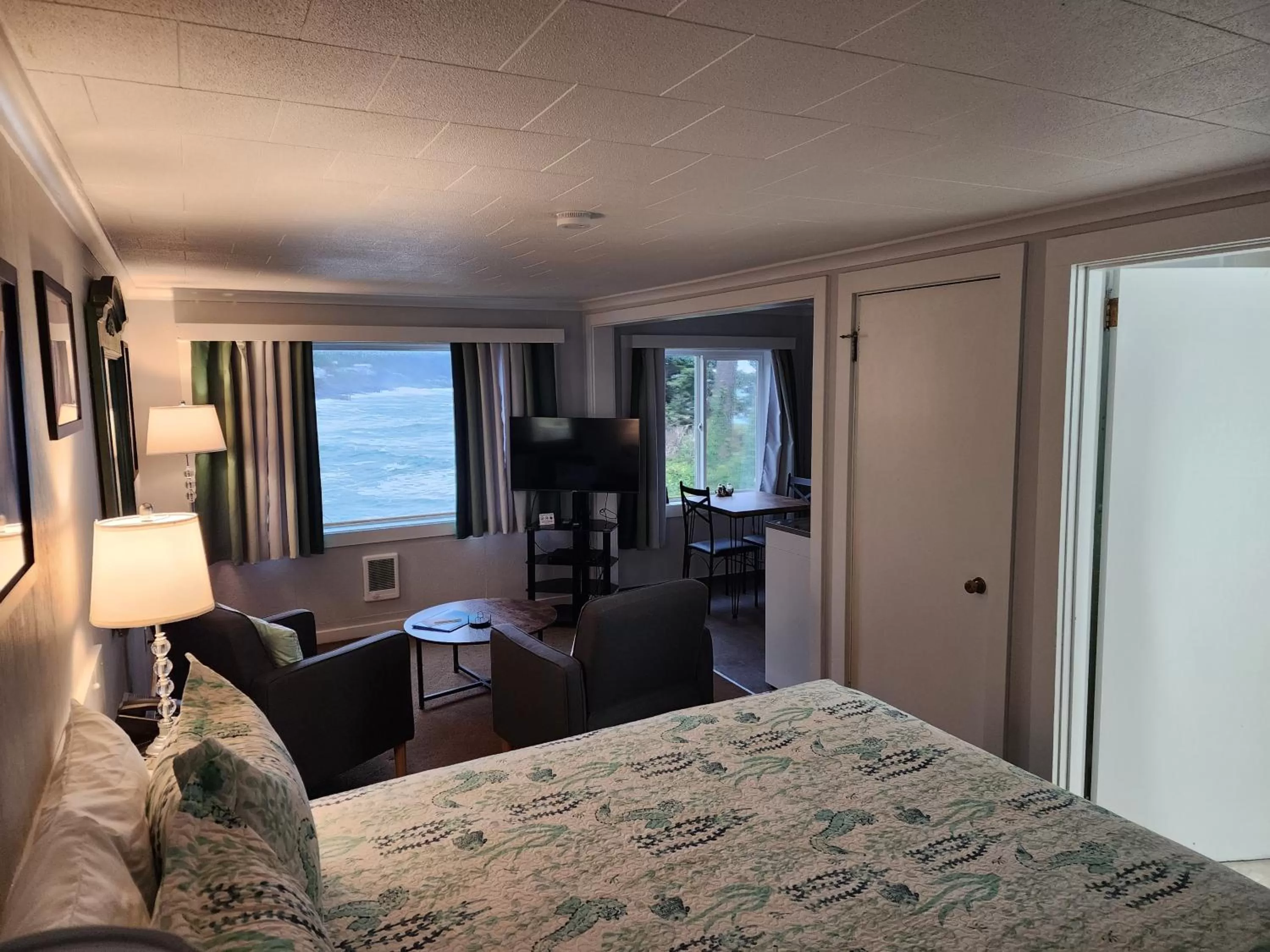 Seating area, Bed in Inn at Arch Rock