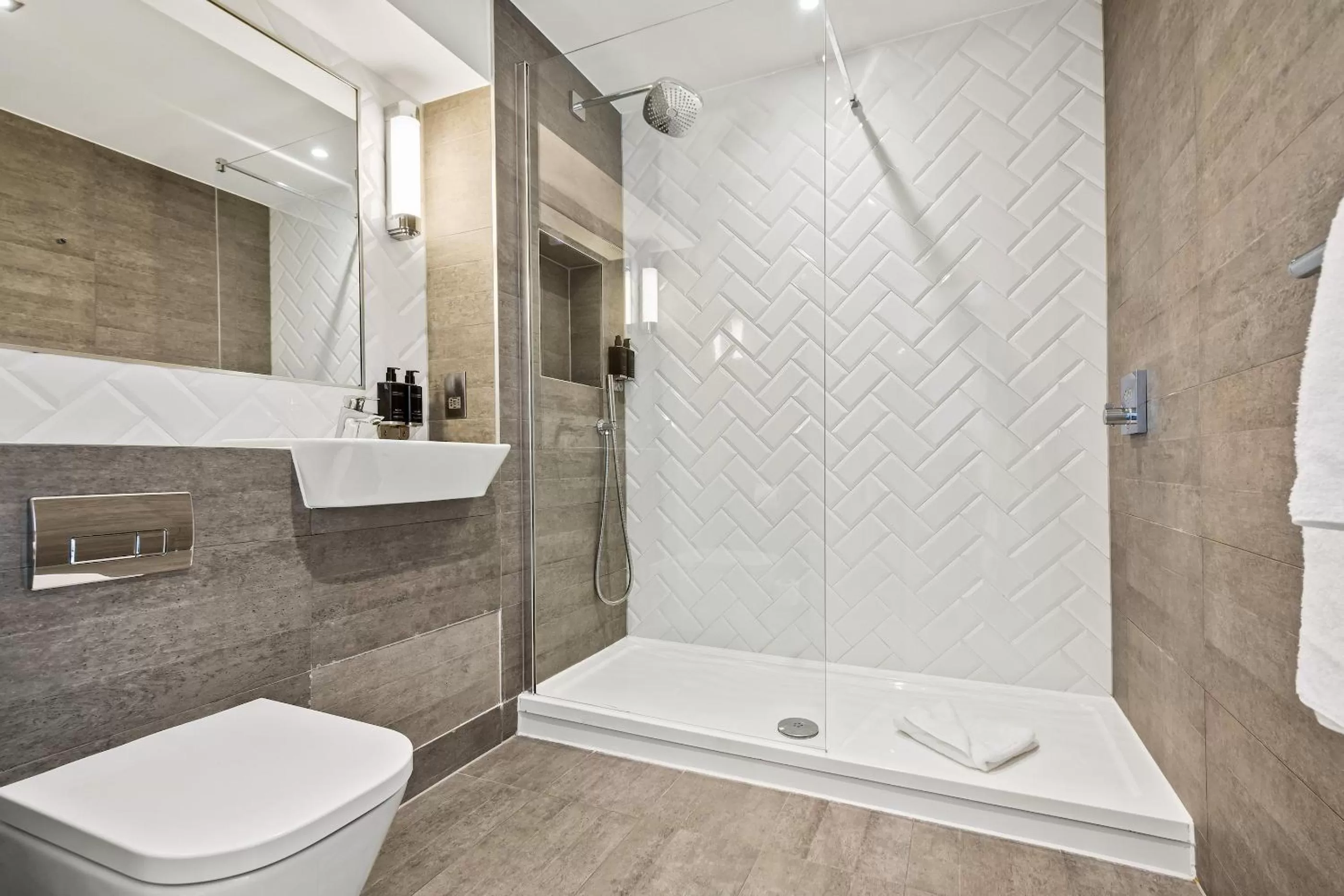 Bathroom in Roomzzz London Stratford