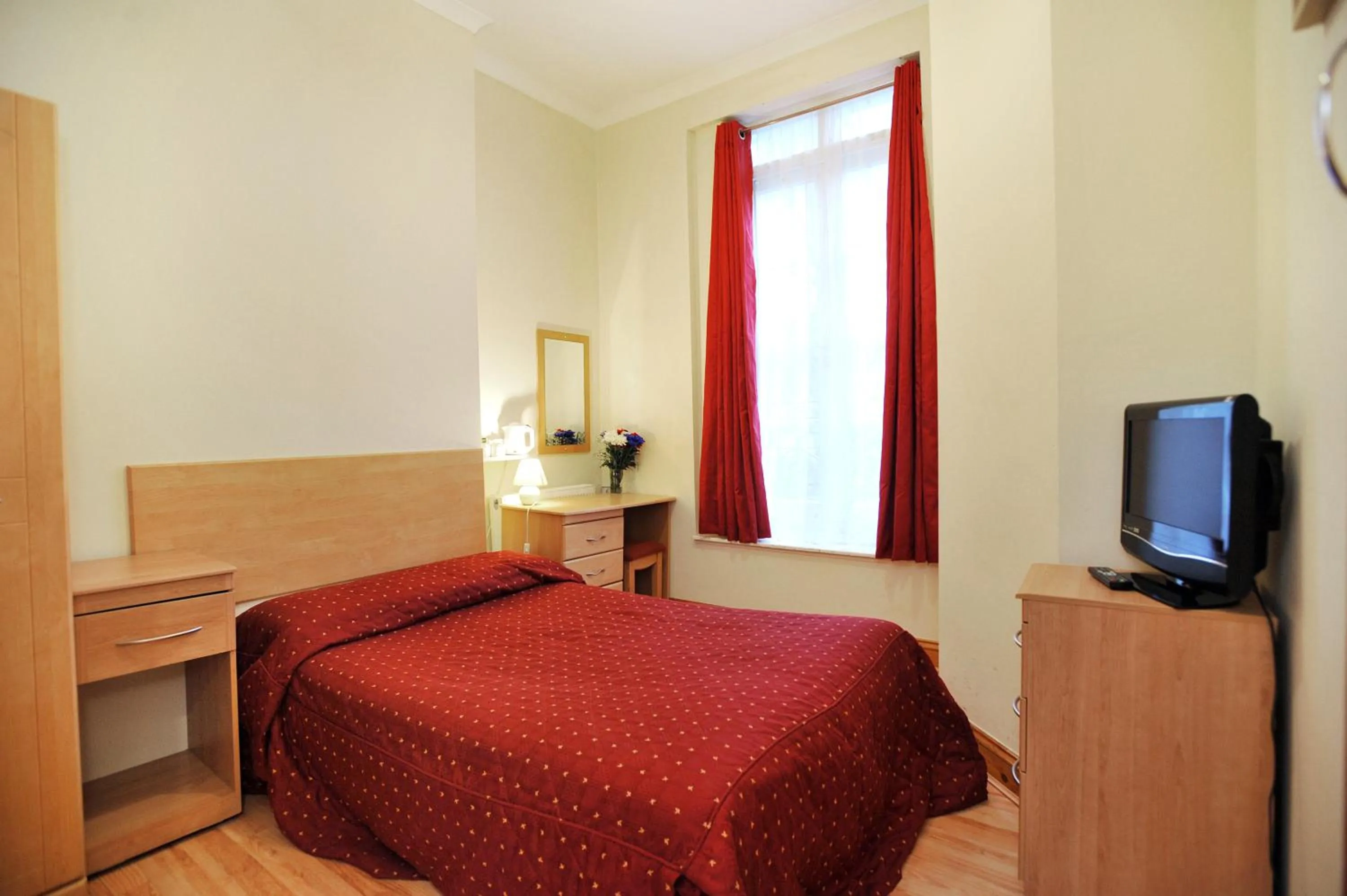 Photo of the whole room, Bed in Elmwood Hotel