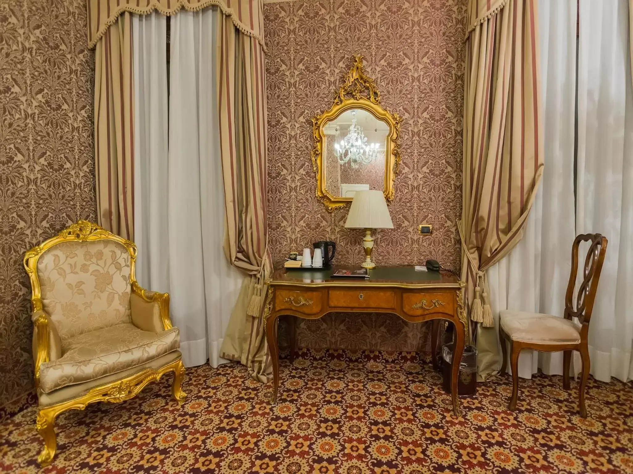 Photo of the whole room, Seating Area in Hotel Ca' dei Conti