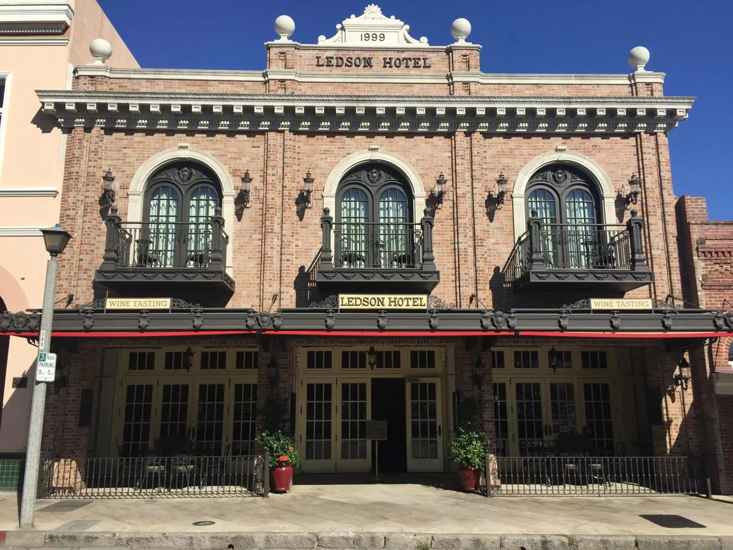 Facade/entrance, Property Building in Ledson Hotel & Zina Lounge