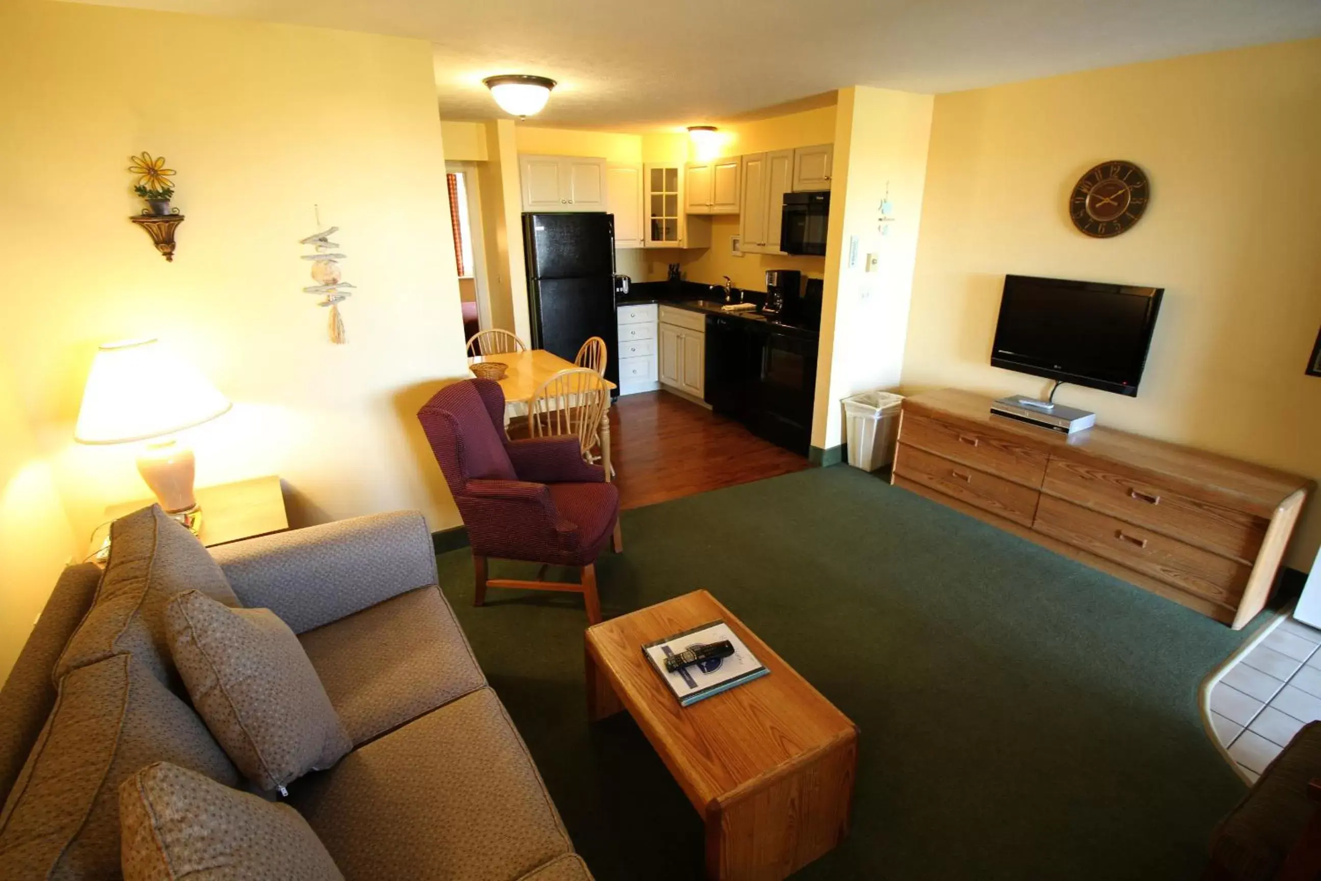 Kitchen or kitchenette, Seating Area in Misty Harbor Resort