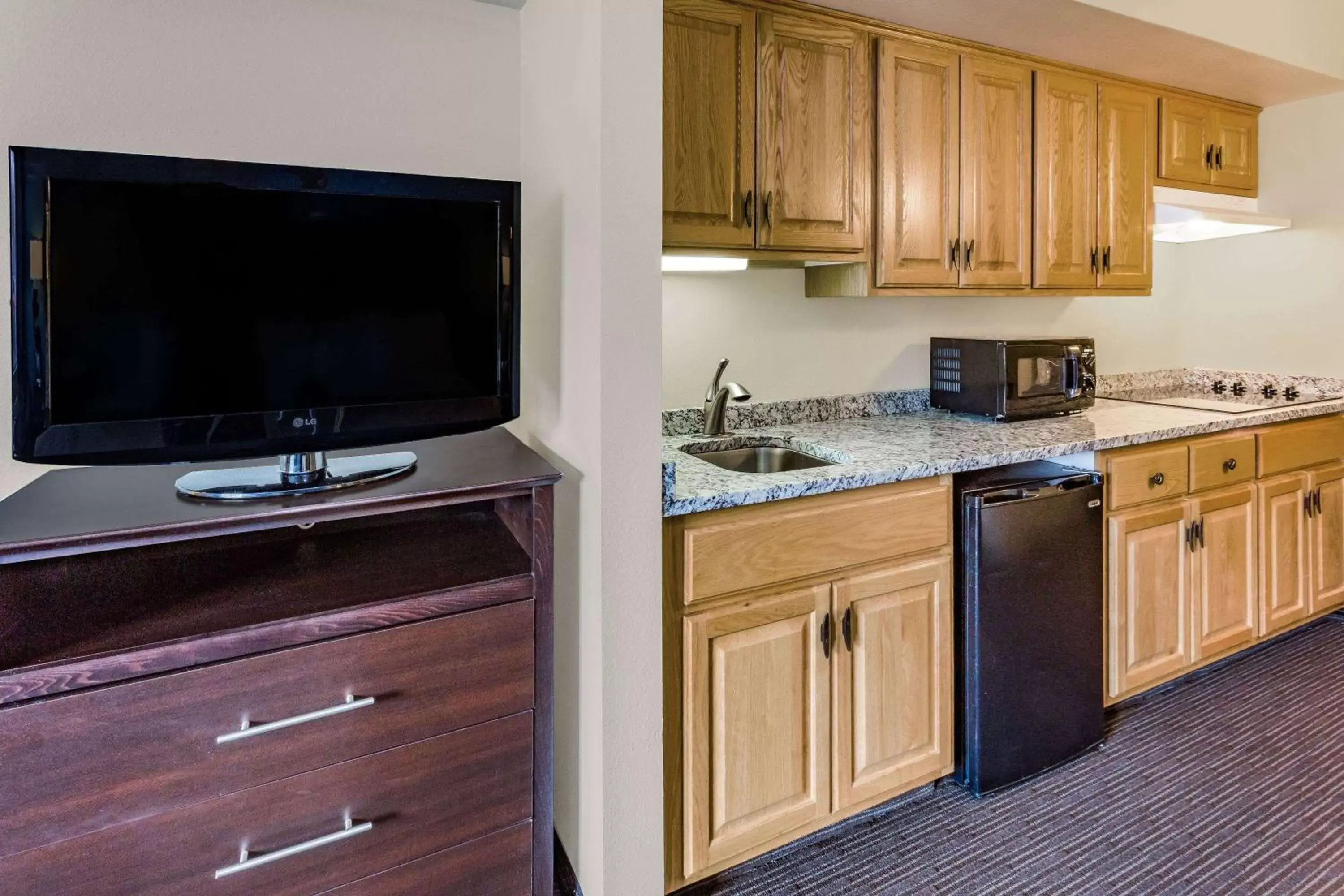 Kitchen or kitchenette, Kitchen/Kitchenette in AmericInn by Wyndham Hotel and Suites Long Lake