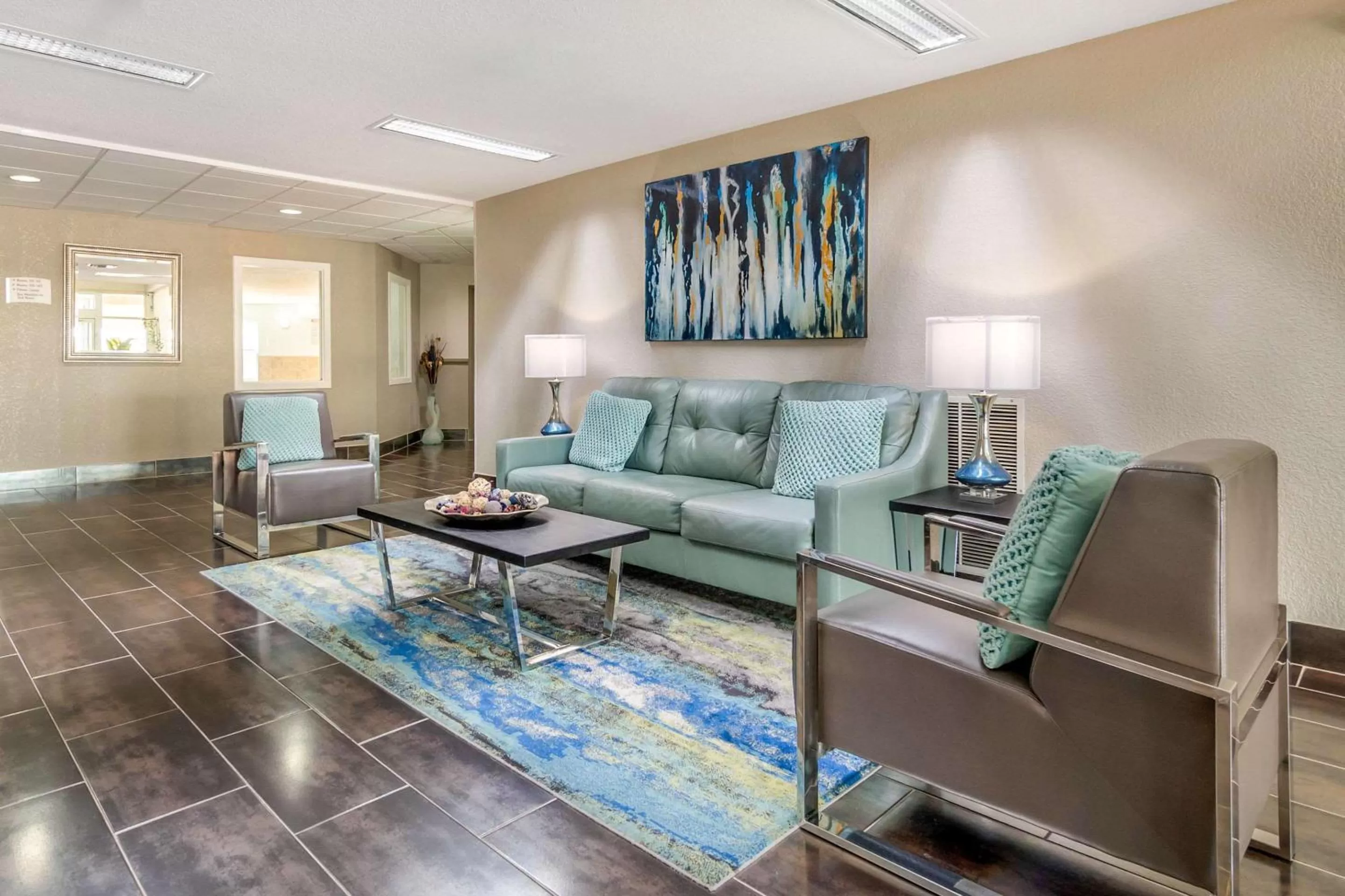 Lobby or reception in Quality Suites Kansas City International Airport