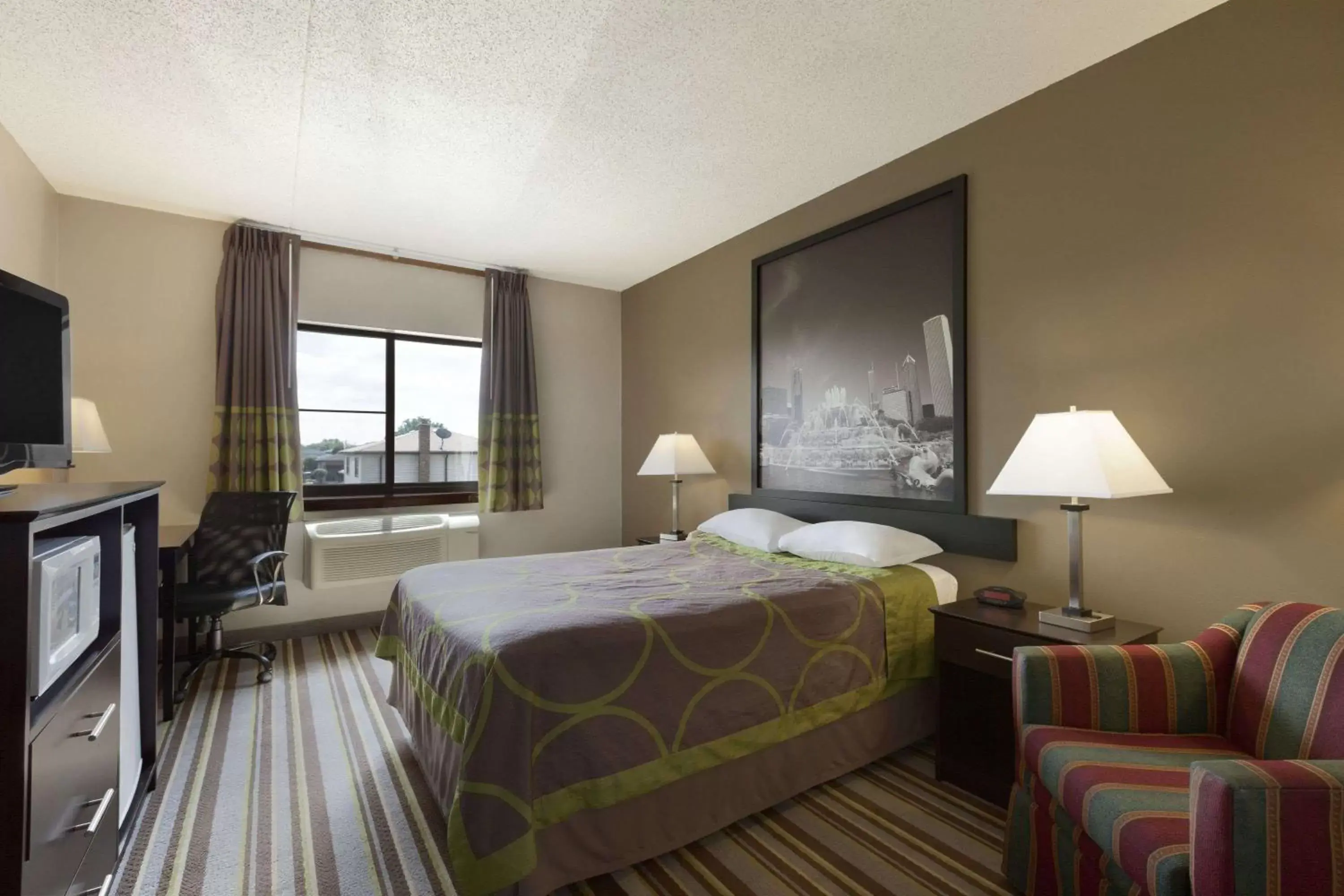 Photo of the whole room in Super 8 by Wyndham Bridgeview/Chicago Area