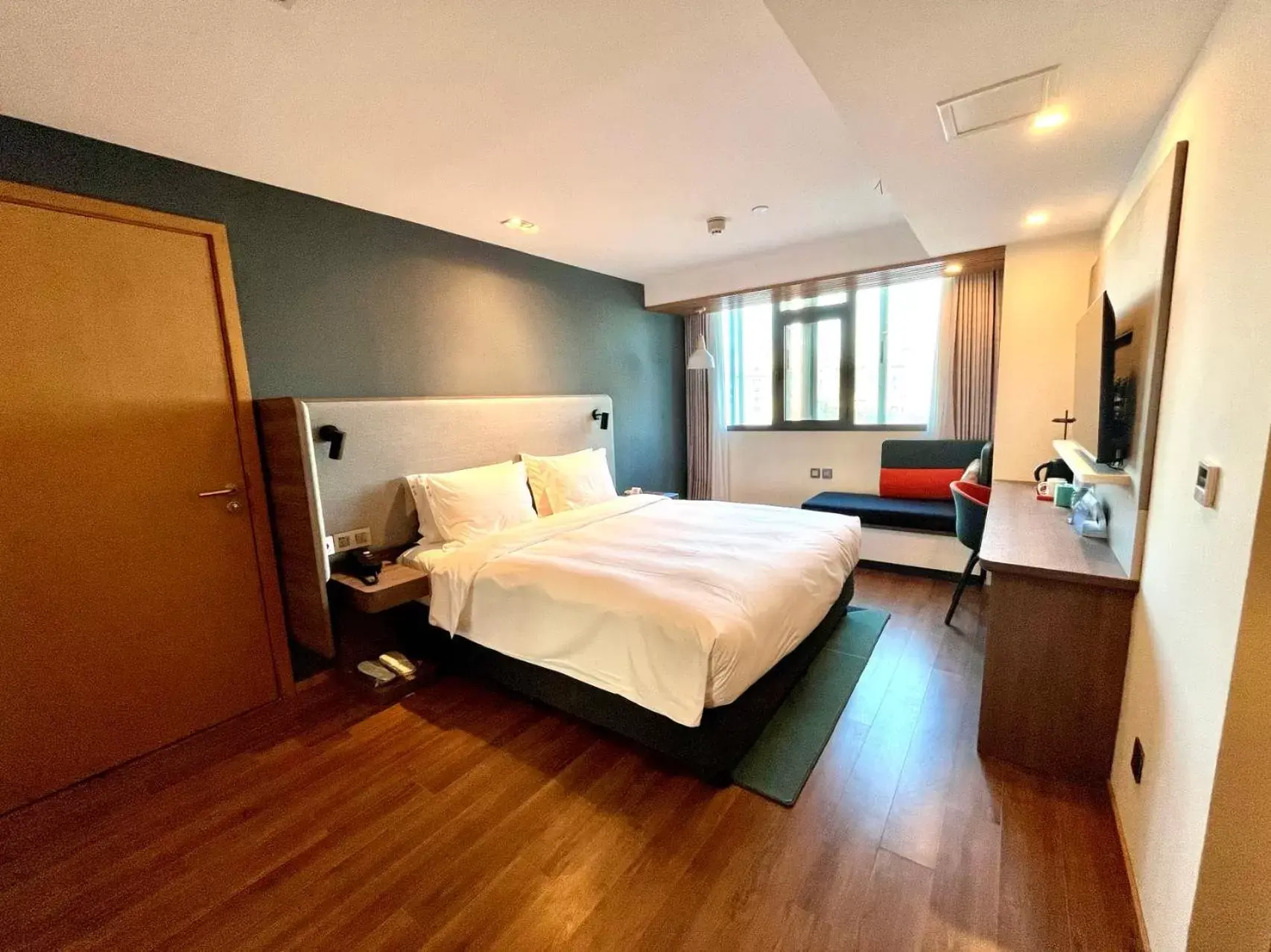 Facility for disabled guests, Bed in Holiday Inn Express Qingdao City Center by IHG Facility for disabled guests, Bed in Holiday Inn Express Qingdao City Center by IHG