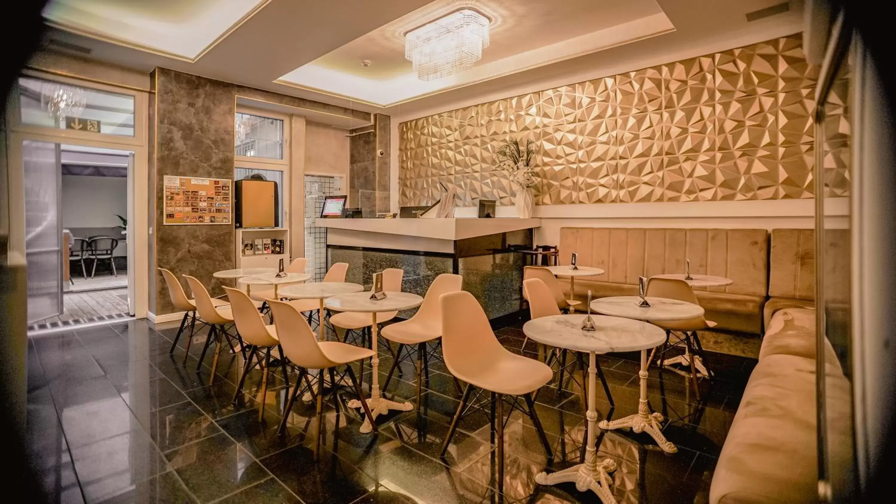 Lounge or bar, Restaurant/Places to Eat in Hotel Prens Berlin