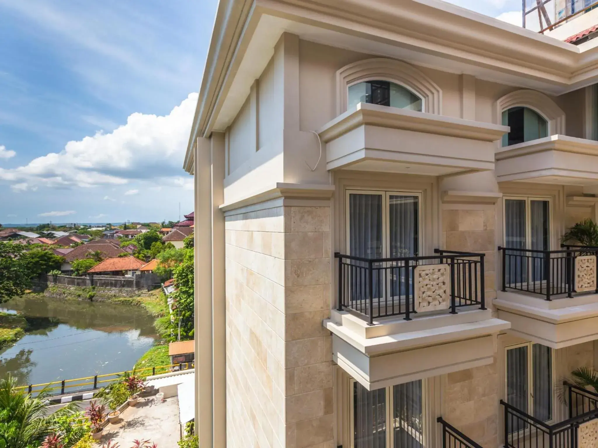 Balcony/Terrace in Alron Hotel Kuta Powered by Archipelago