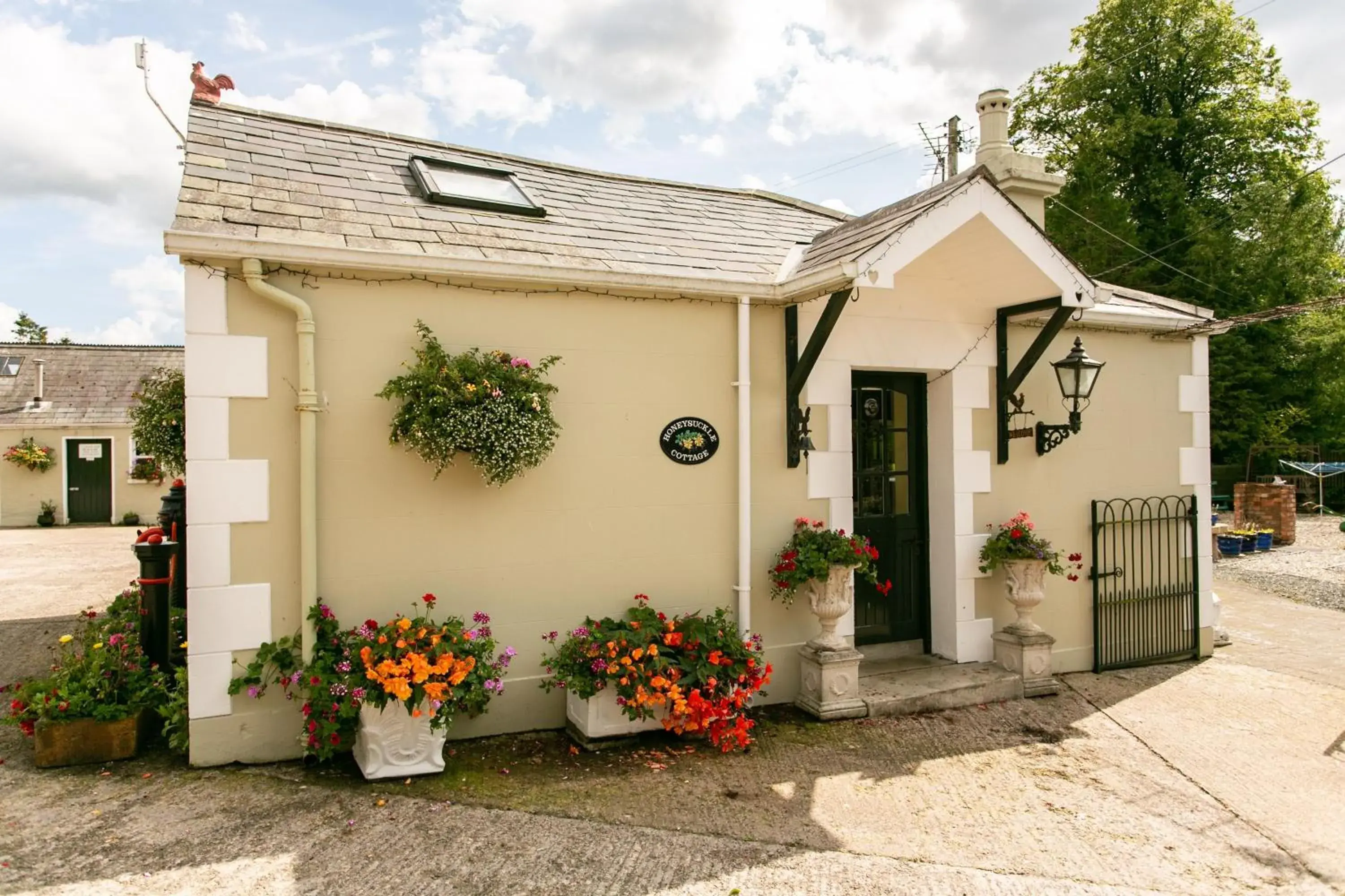 Facade/entrance, Property Building in Brookhall Cottages