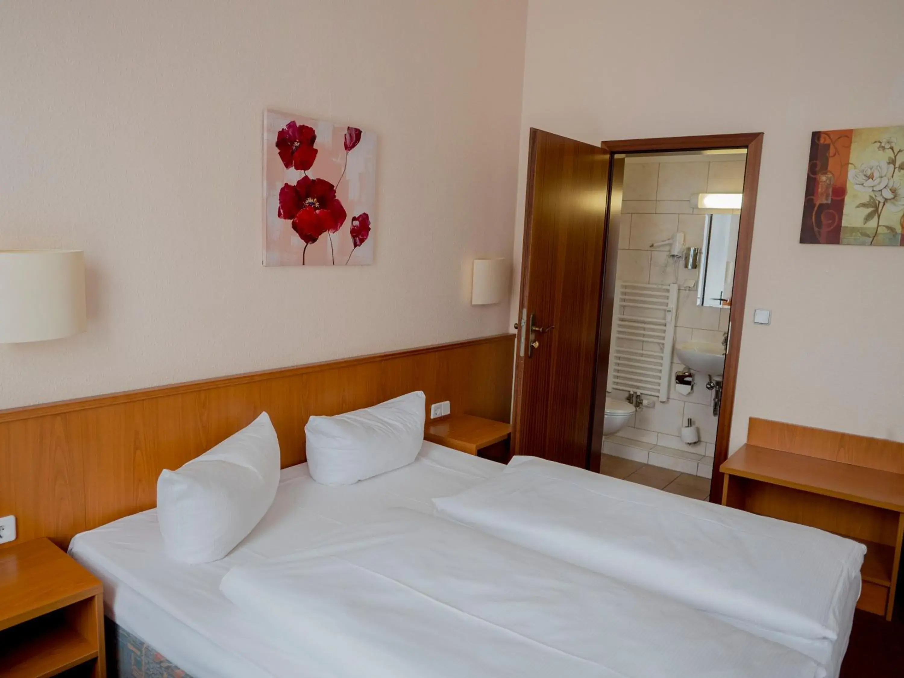 Photo of the whole room, Bed in Hotel Residence am Hauptbahnhof