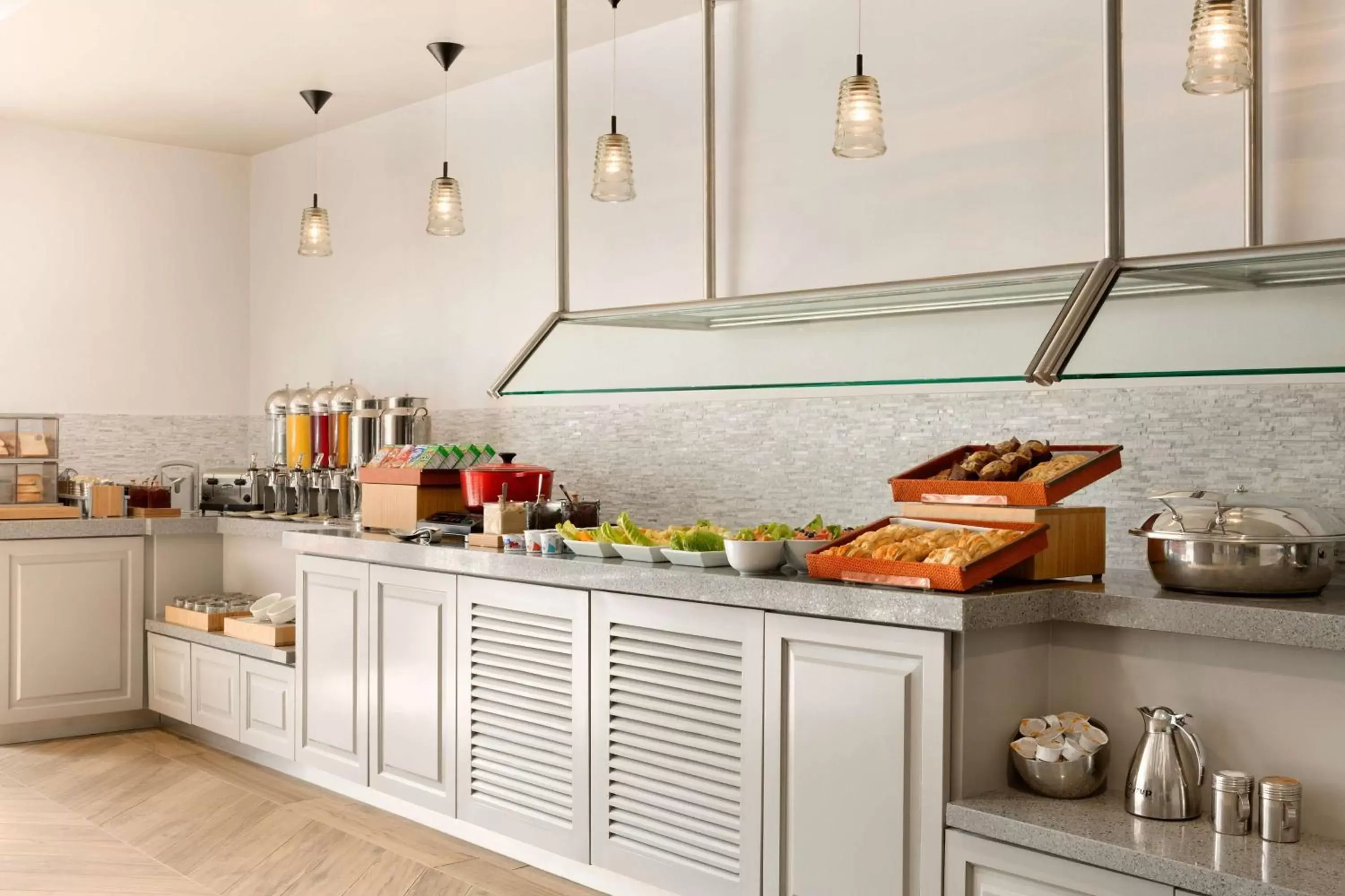 Dining area, Kitchen/Kitchenette in DoubleTree by Hilton Hotel Oklahoma City Airport