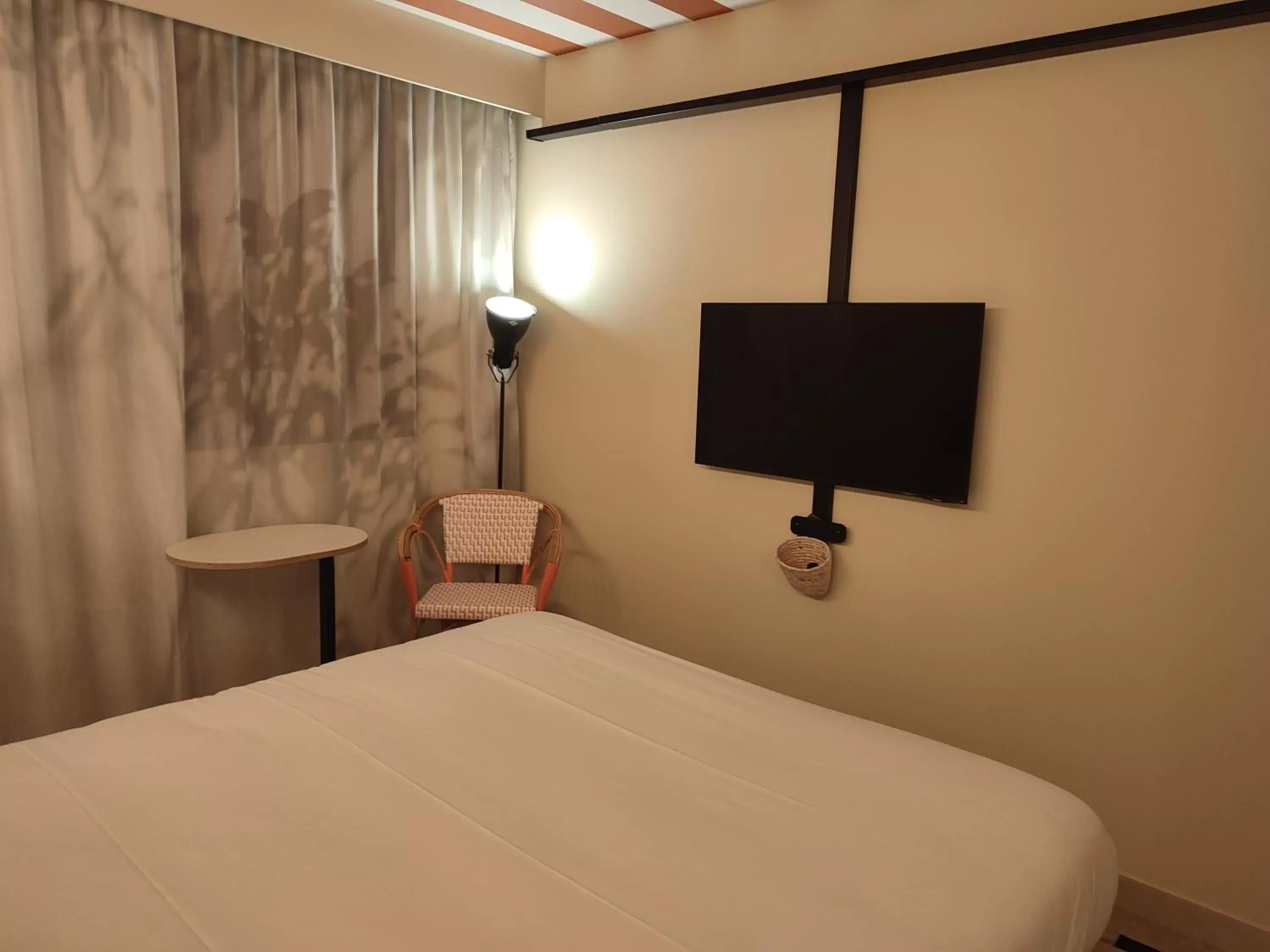 Bedroom, TV/Entertainment Center in ibis Styles Montauban
