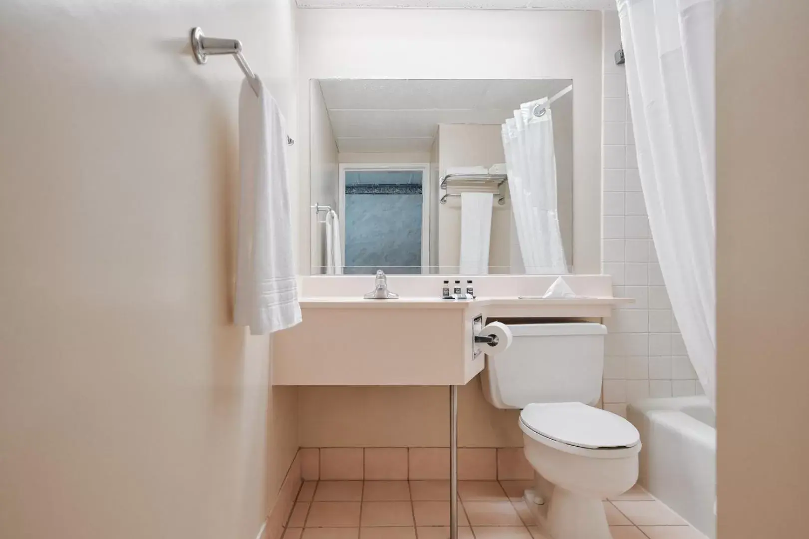 Shower, Bathroom in Glendale Express Hotel Los Angeles