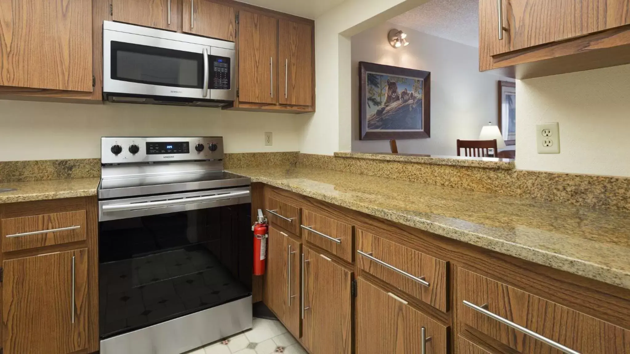 Kitchen or kitchenette, Kitchen/Kitchenette in Best Western Naples Inn & Suites