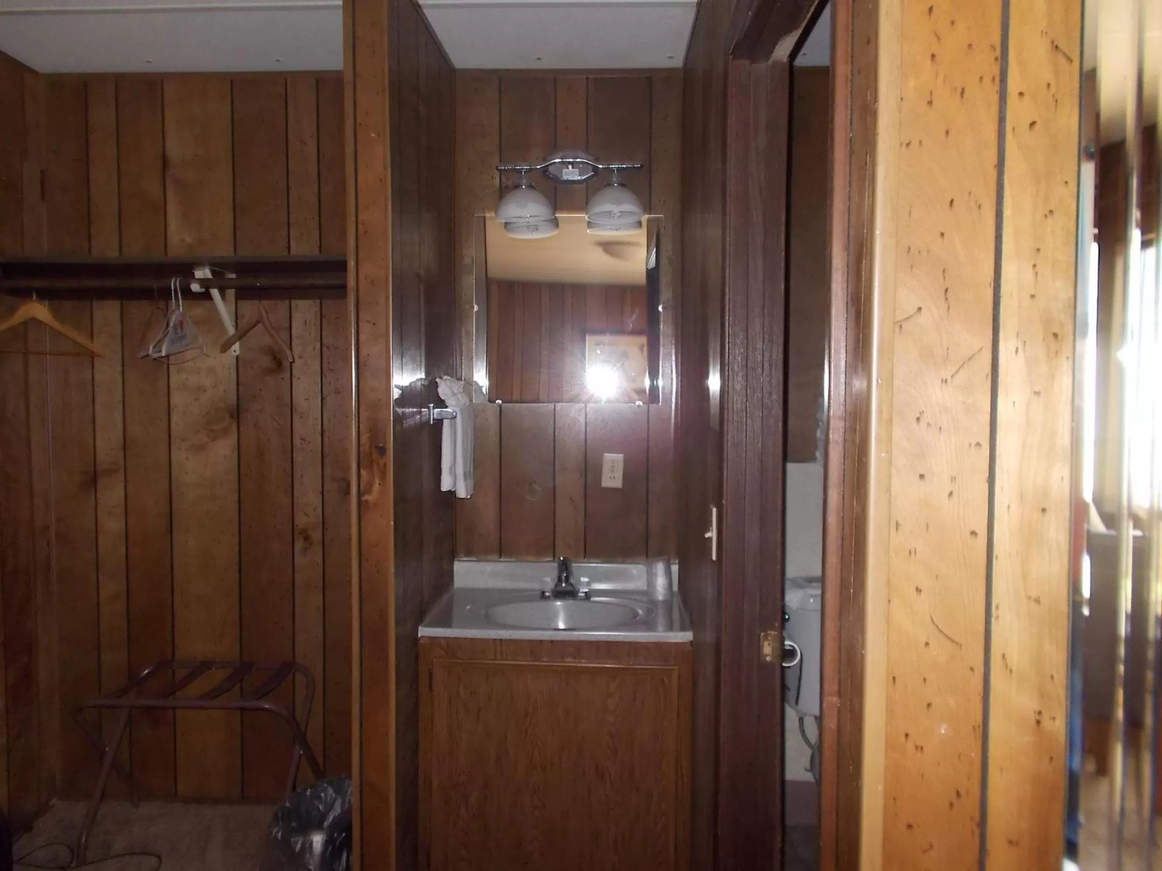 Bedroom, Bathroom in Atomic Inn Beatty Near Death Valley