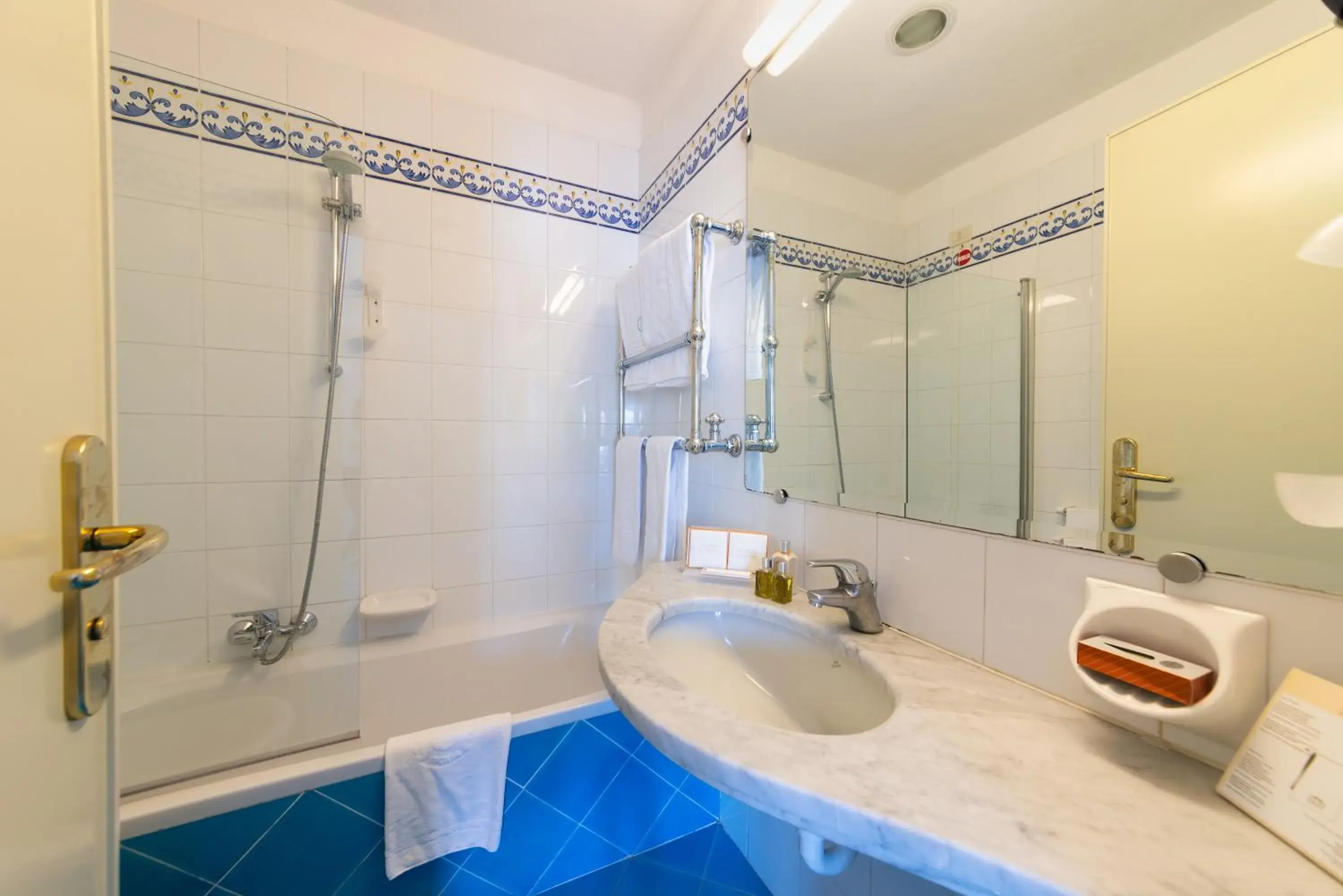 Bathroom in Hotel Continental Ischia Bathroom in Hotel Continental Ischia