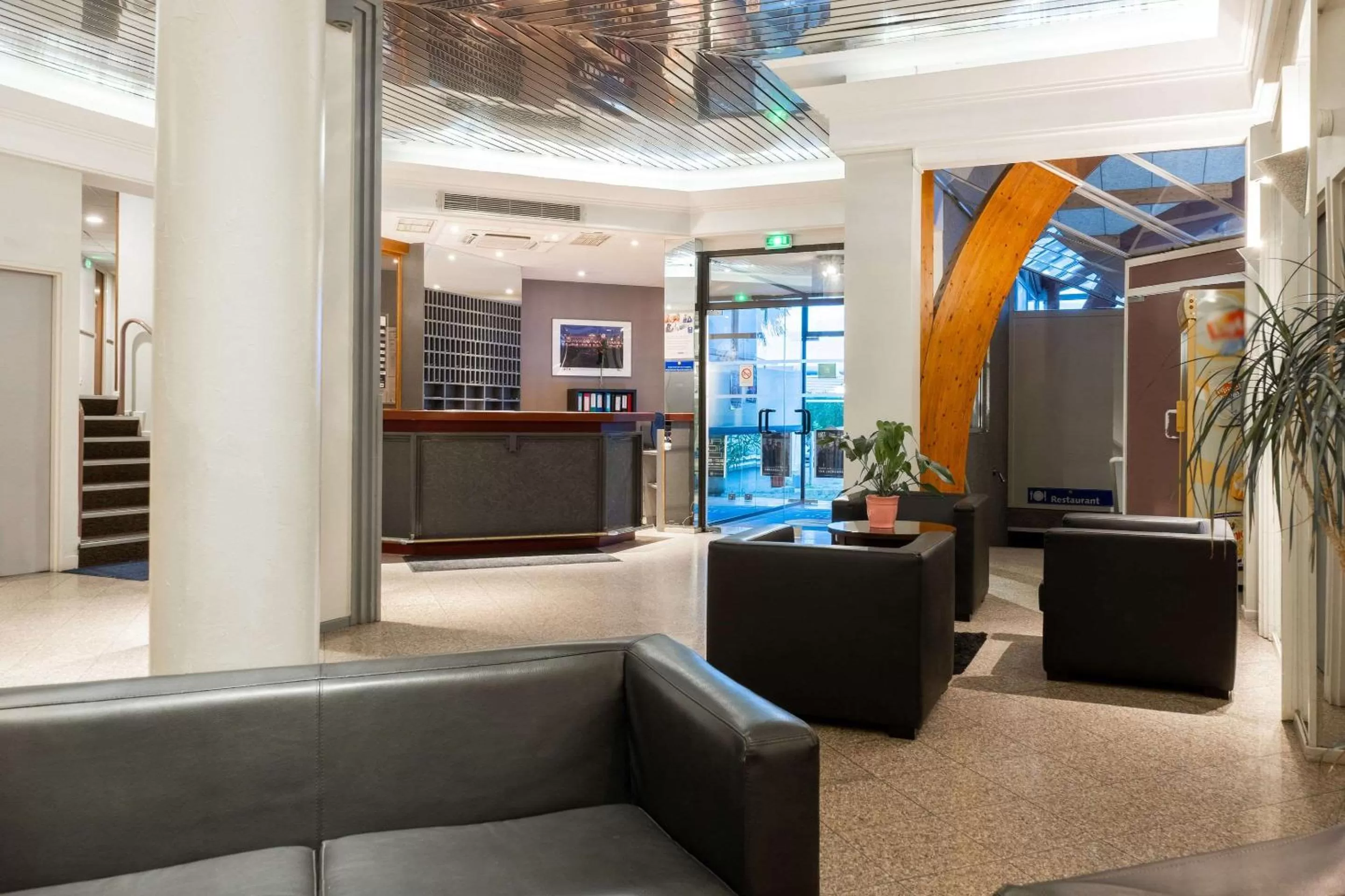 Lobby or reception in Comfort Hotel Toulouse Sud