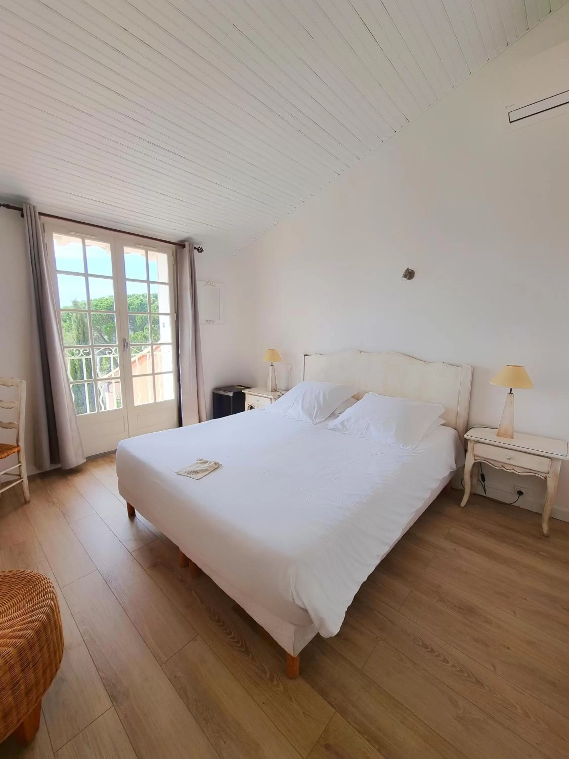 Photo of the whole room, Bed in Castillon Des Baux