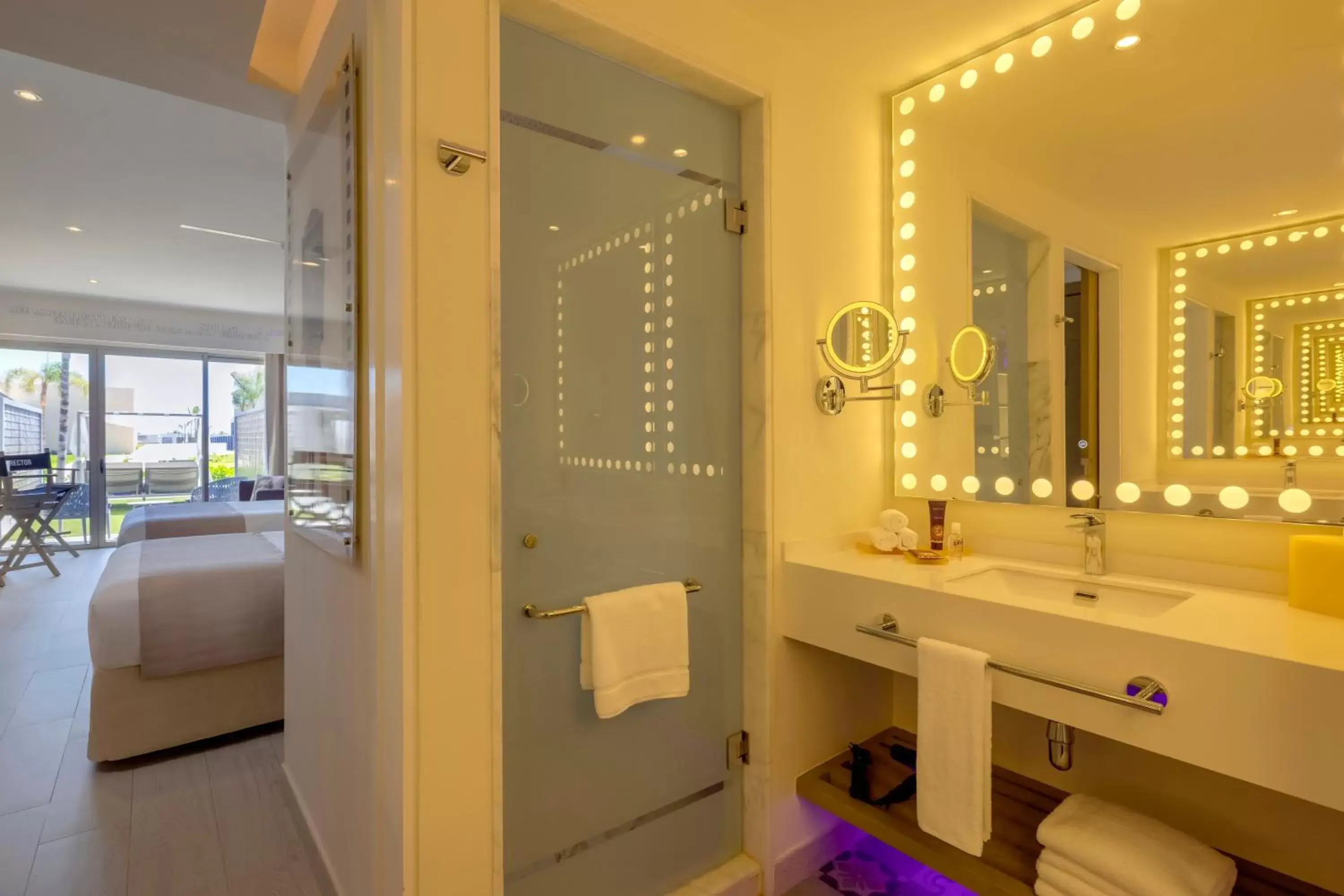 Bathroom in Planet Hollywood Cancun, An Autograph Collection All-Inclusive Resort