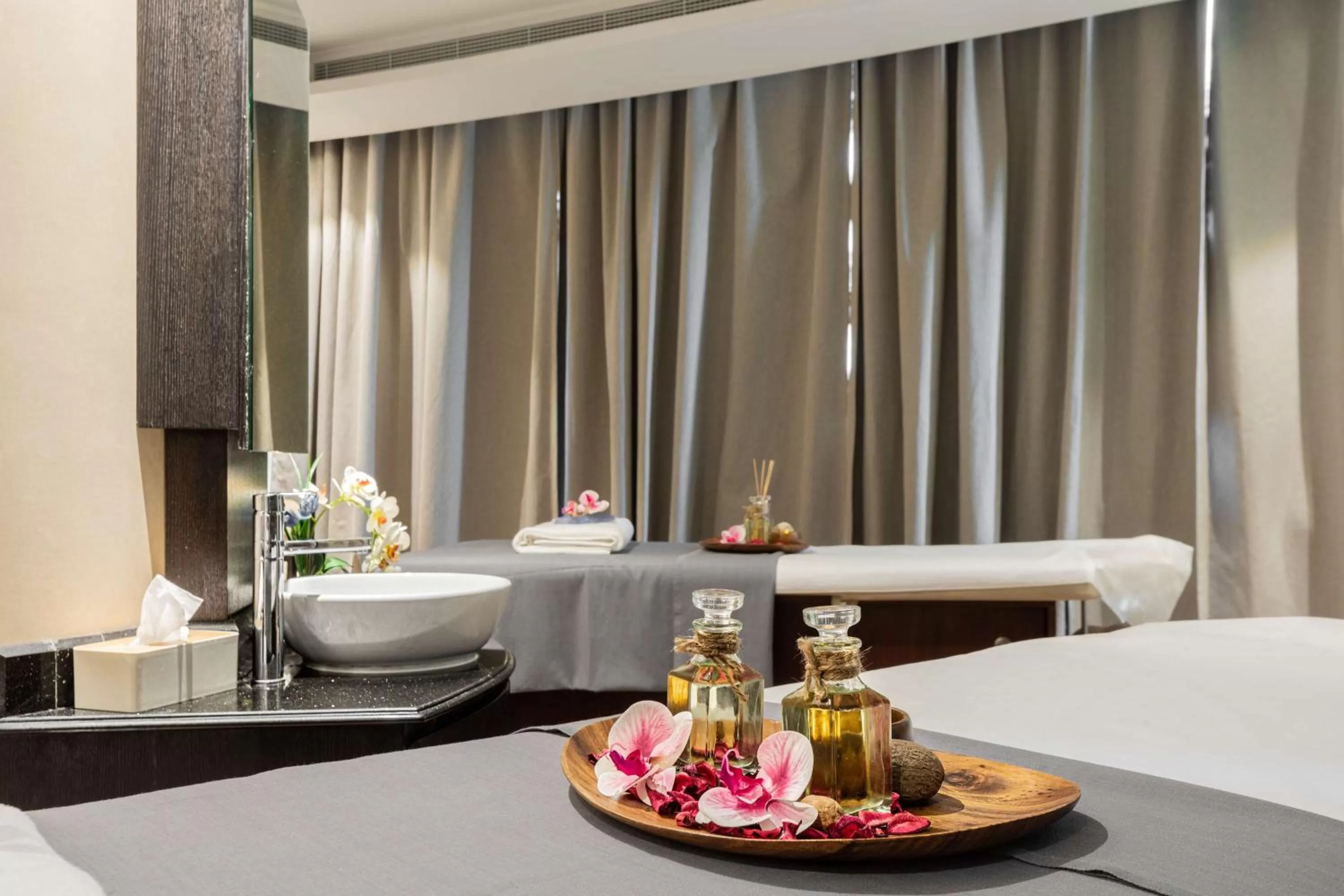 Spa and wellness centre/facilities, Bed in Radisson Blu Hotel, Dubai Canal View
