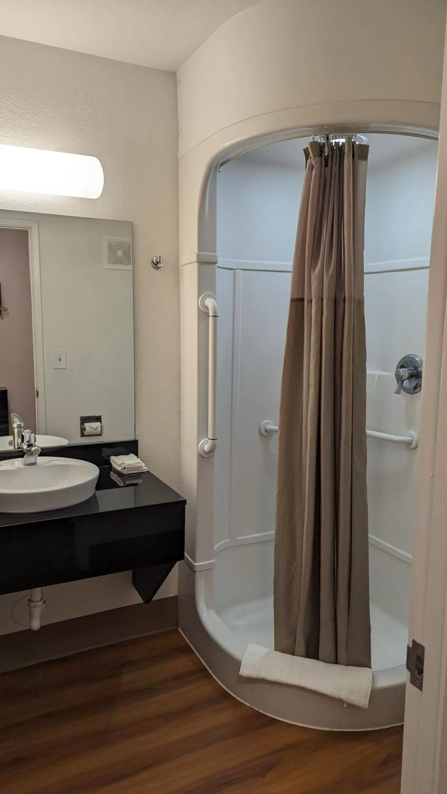 Shower, Bathroom in Hilltop Hotel