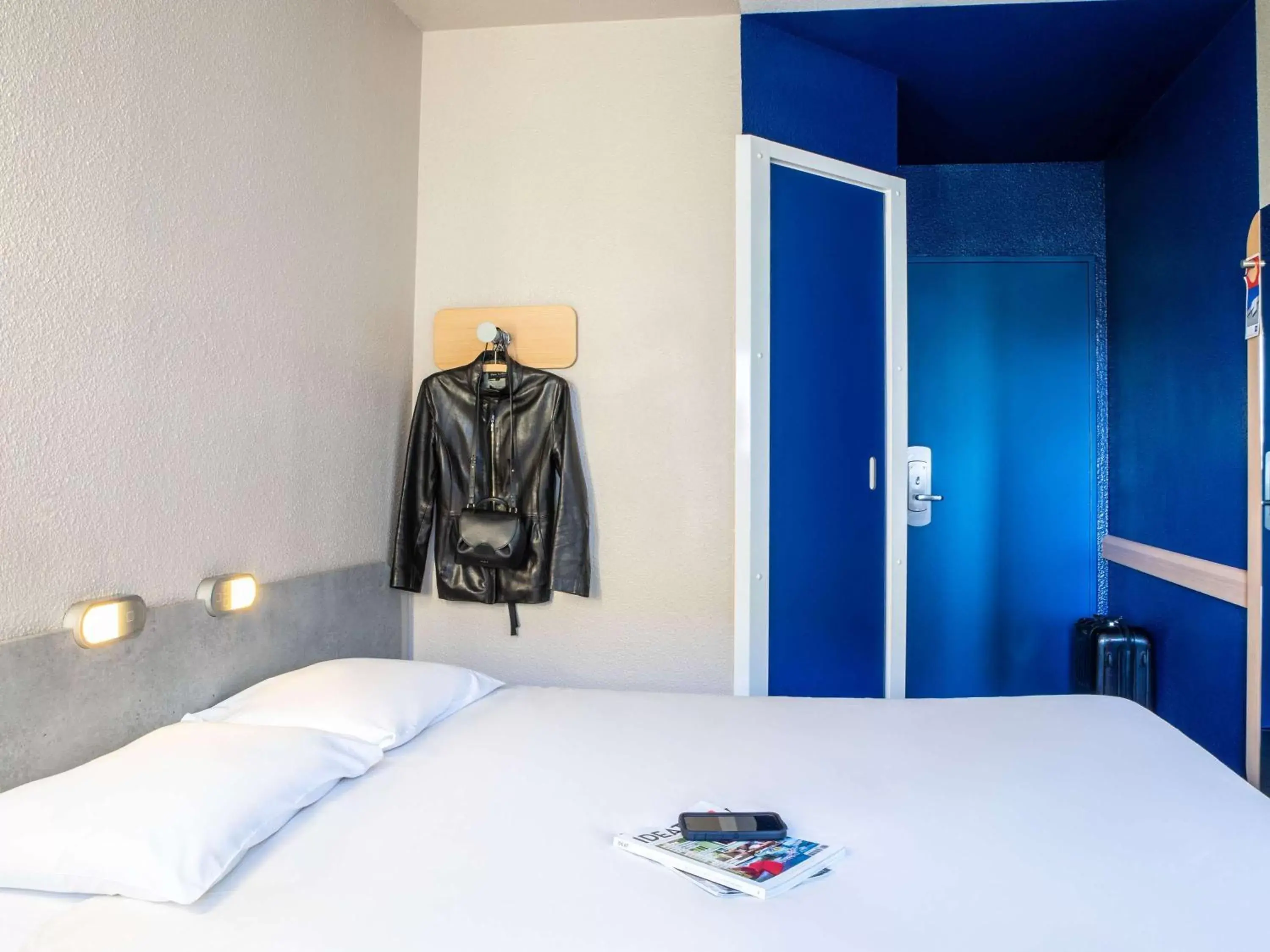 Bedroom, Bed in ibis budget Paris Porte De Montmartre