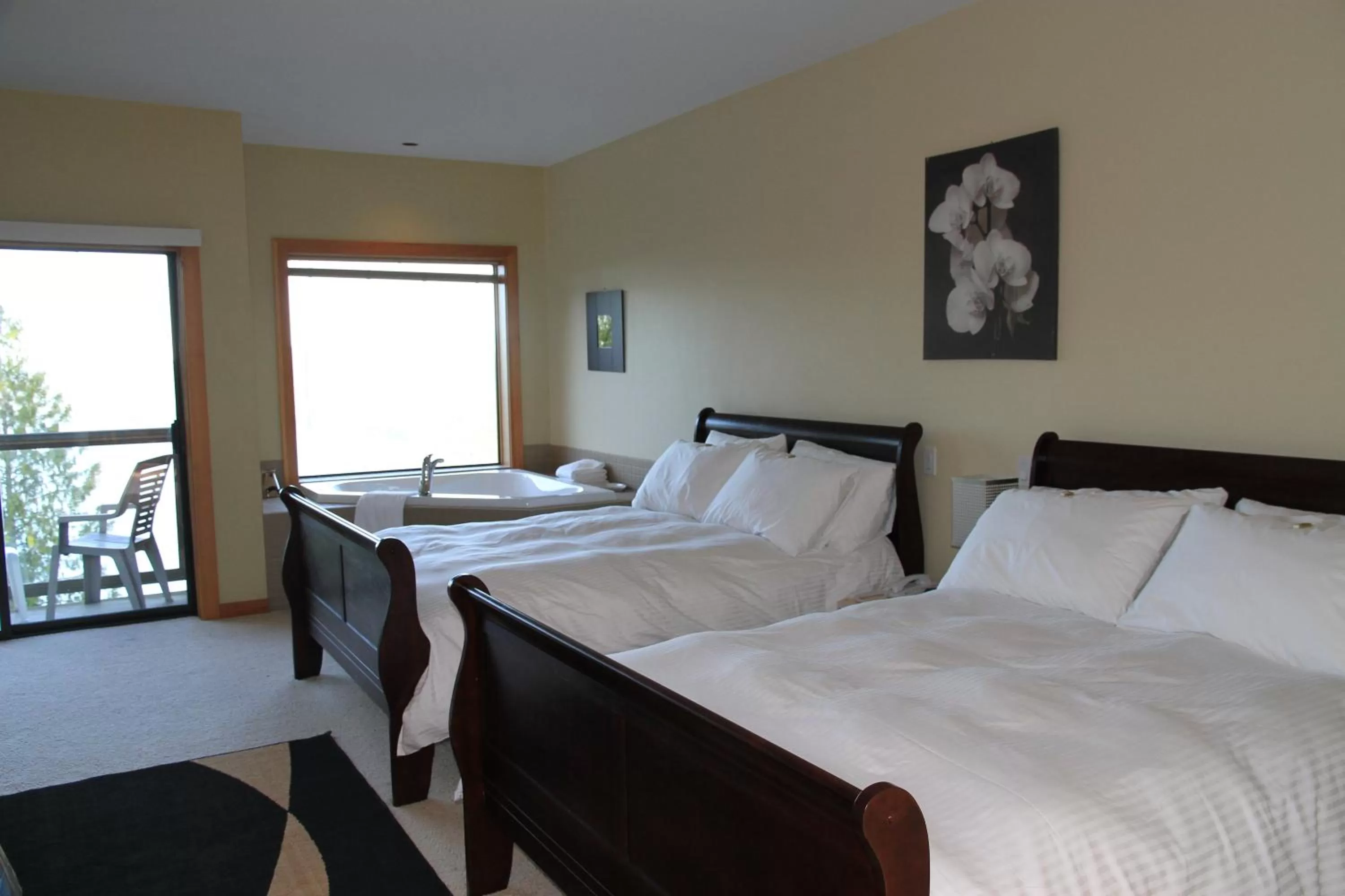 Photo of the whole room, Bed in Moon Water Lodge