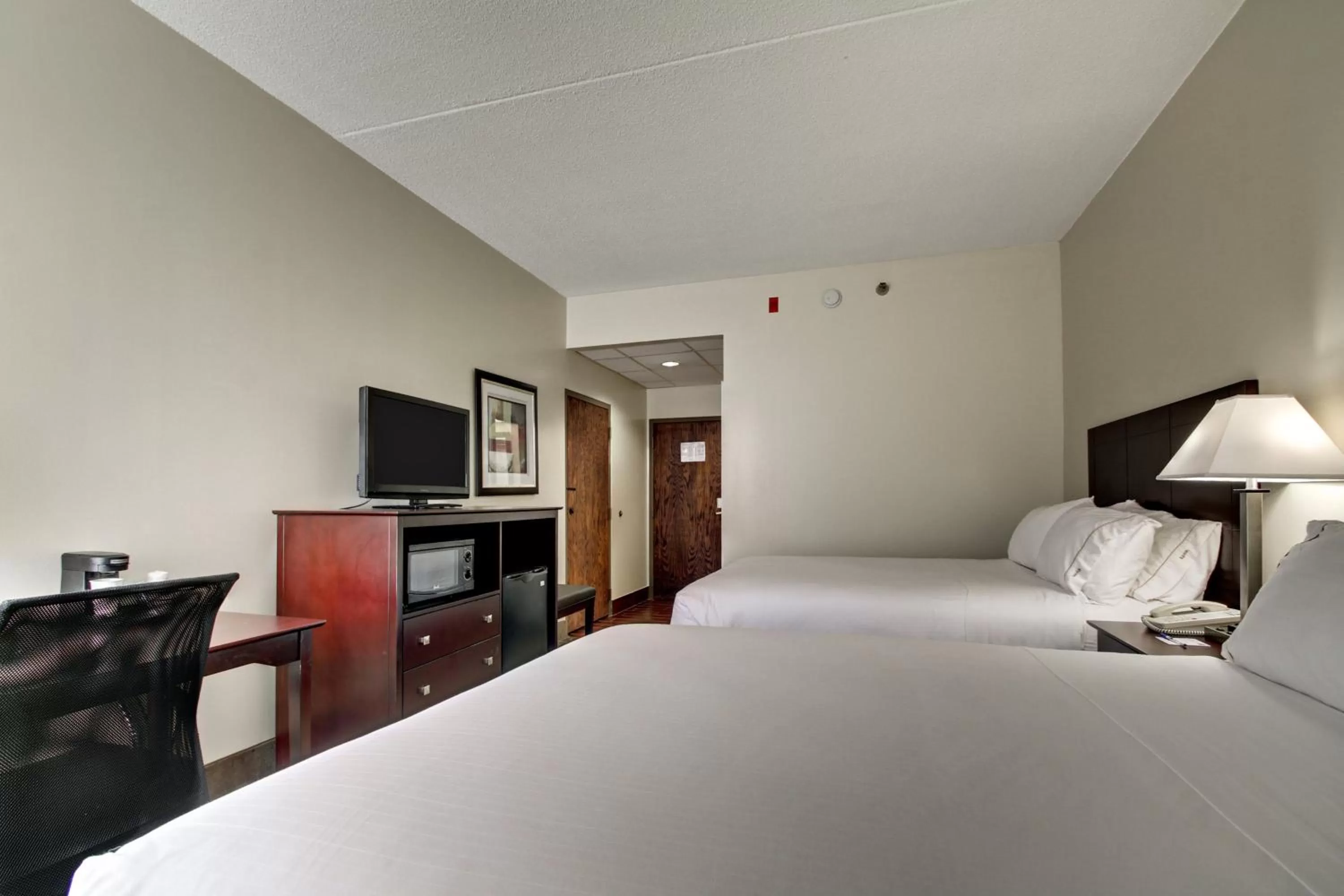 Photo of the whole room, Bed in Holiday Inn Express Marshfield - Springfield Area by IHG