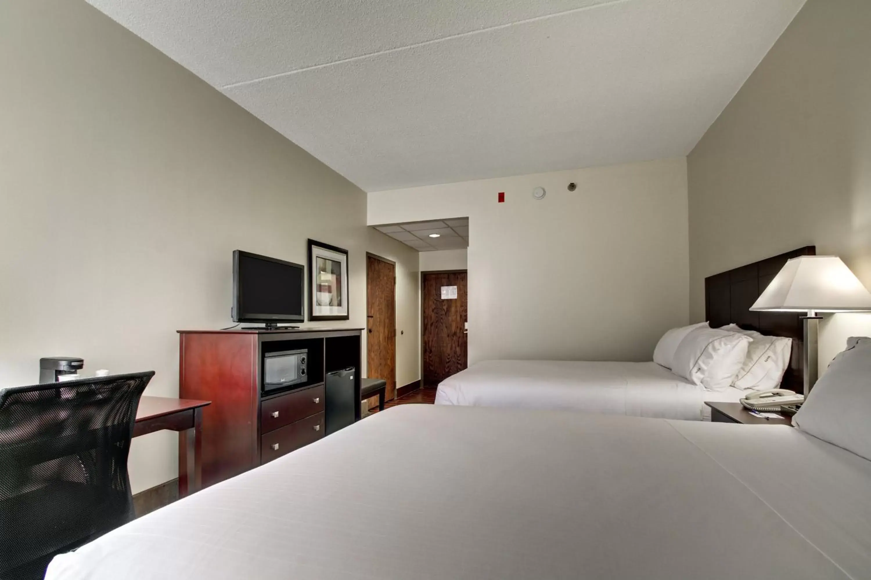 Photo of the whole room, Bed in Holiday Inn Express Marshfield - Springfield Area, an IHG Hotel