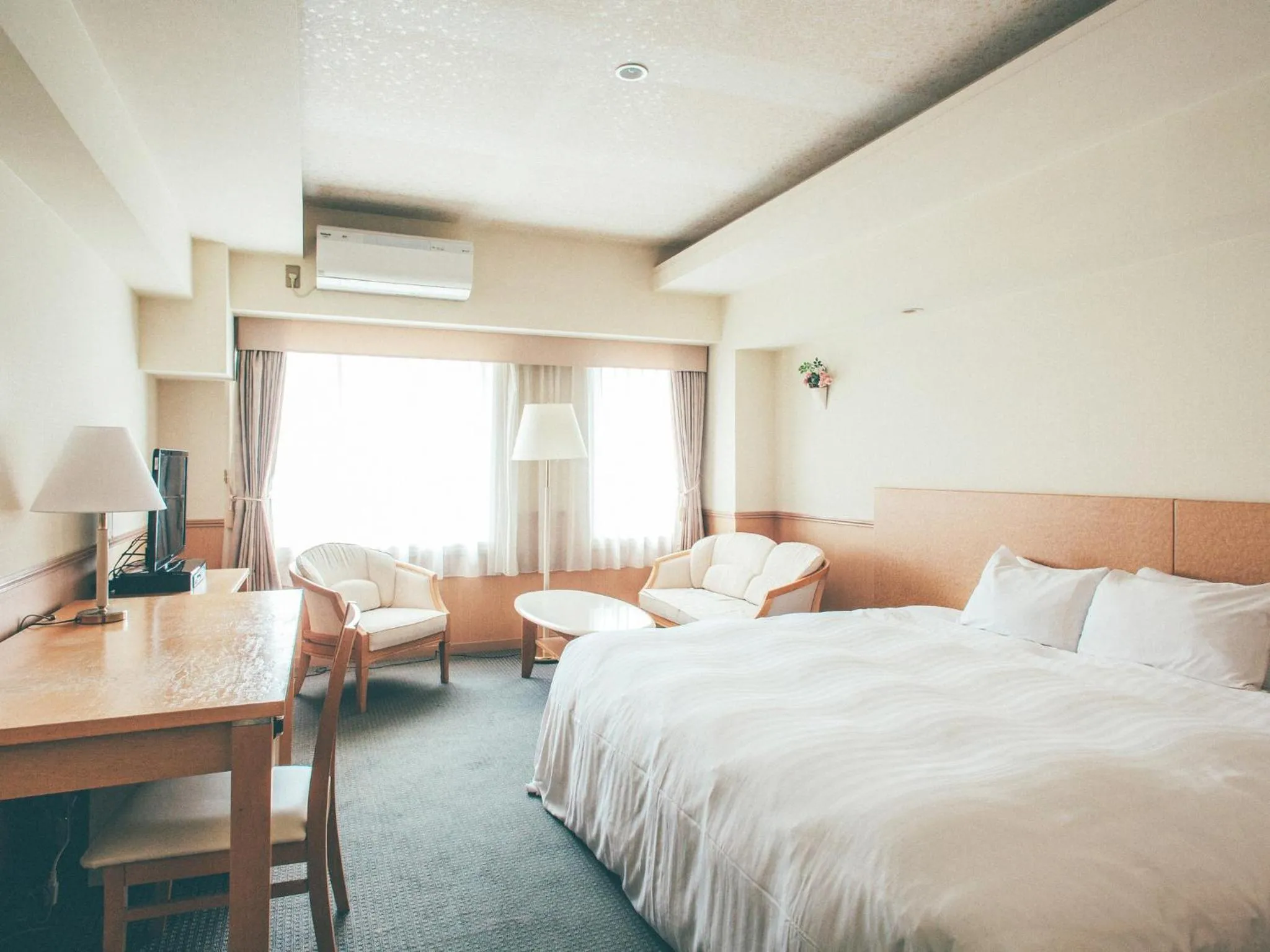 Photo of the whole room, Bed in Kanazawa Kokusai Hotel
