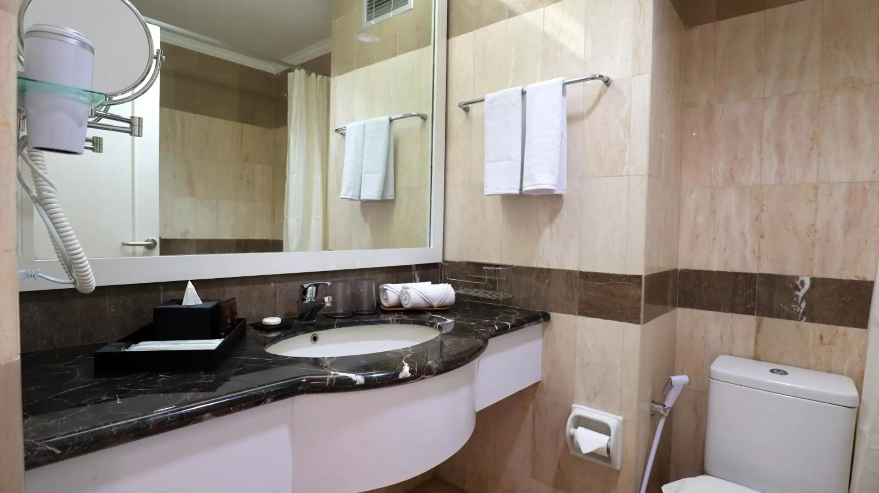 Bathroom in Vue Palace, ARTOTEL Curated Bathroom in Vue Palace, ARTOTEL Curated