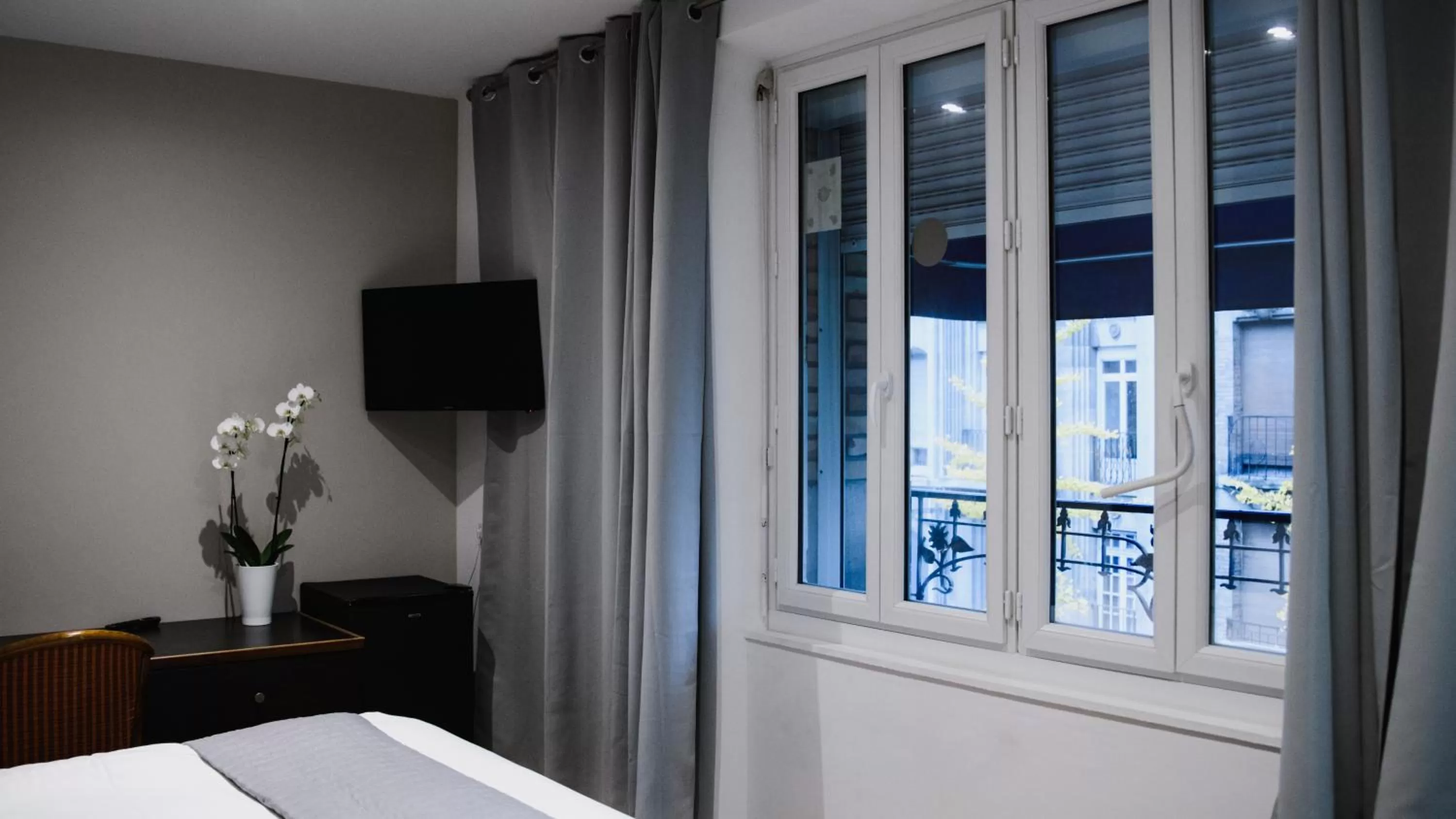 Bed in Hôtel des Arcades