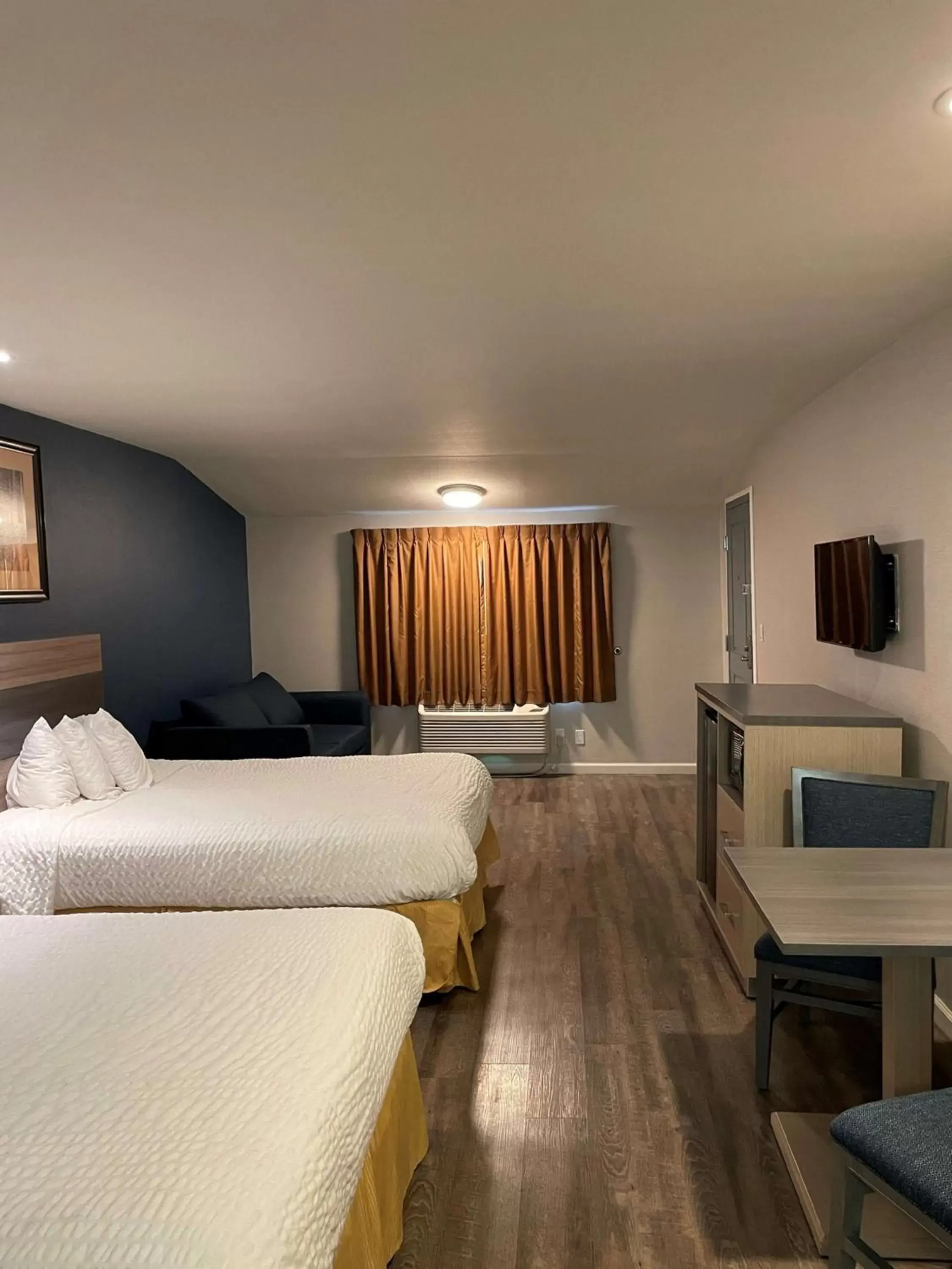 Bedroom, Bed in SureStay Hotel by Best Western San Rafael