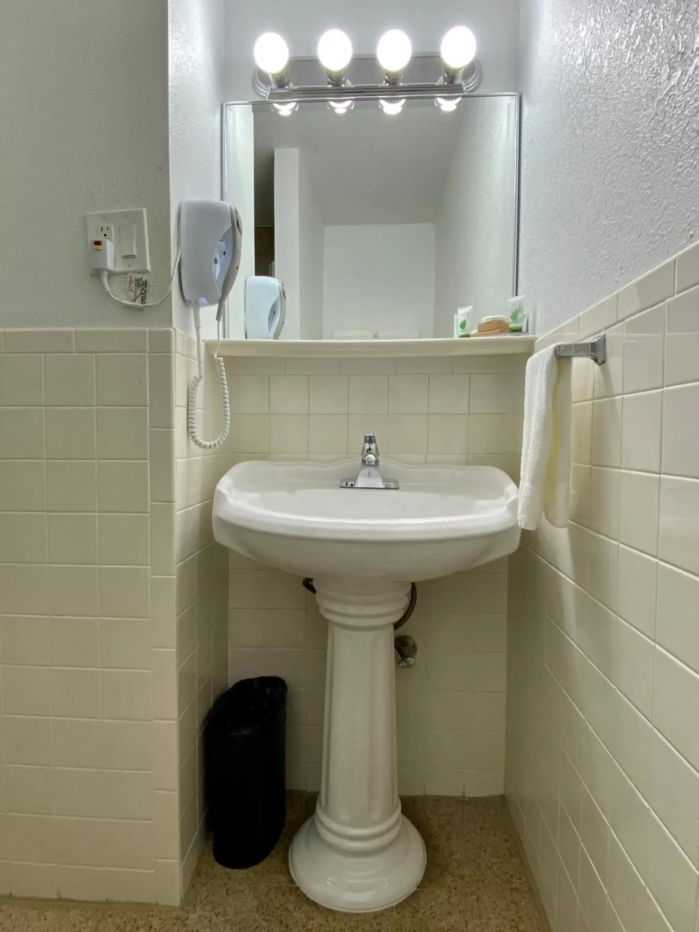 Bathroom in Geary Parkway Motel