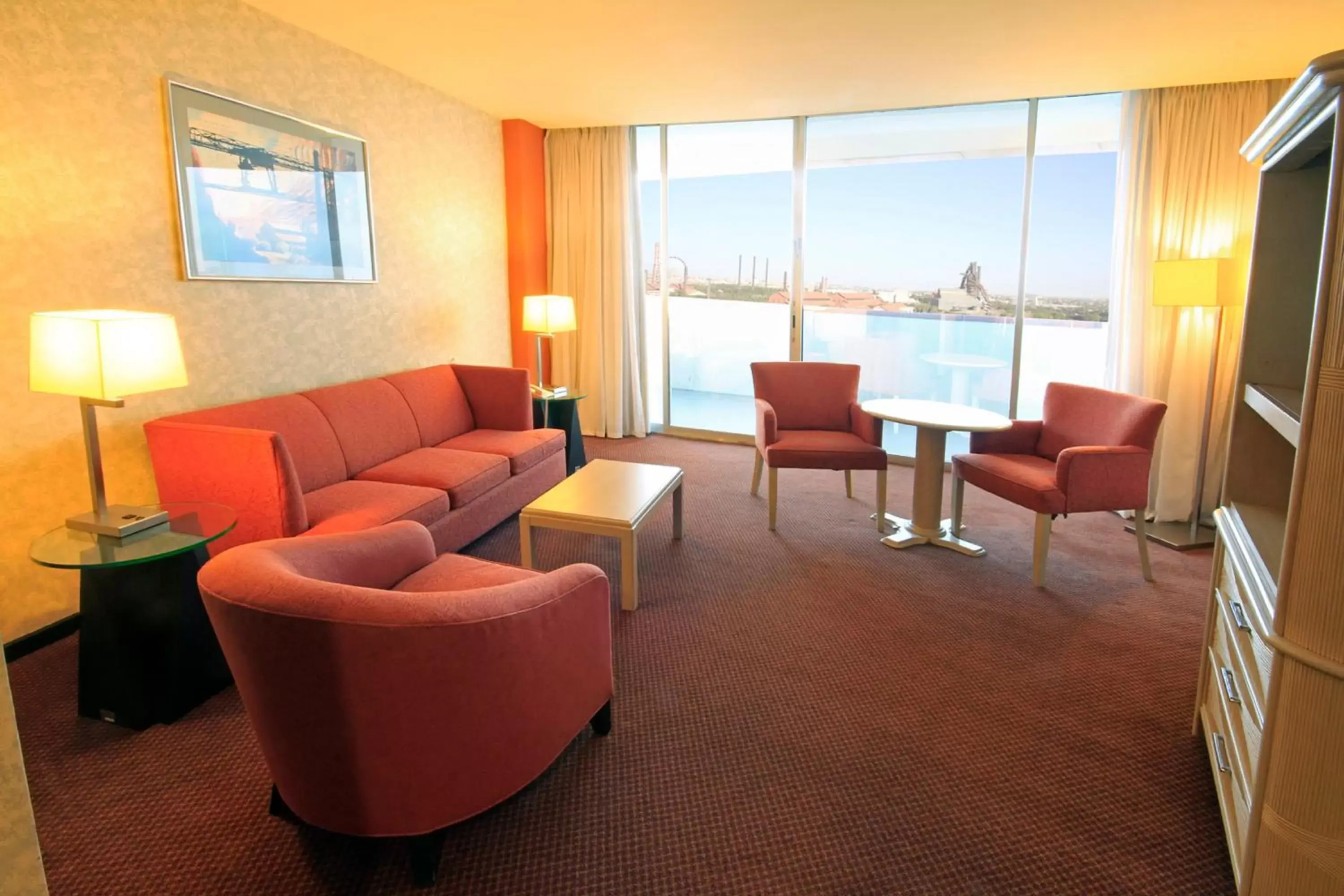 Photo of the whole room, Seating Area in Holiday Inn Monterrey-Parque Fundidora, an IHG Hotel