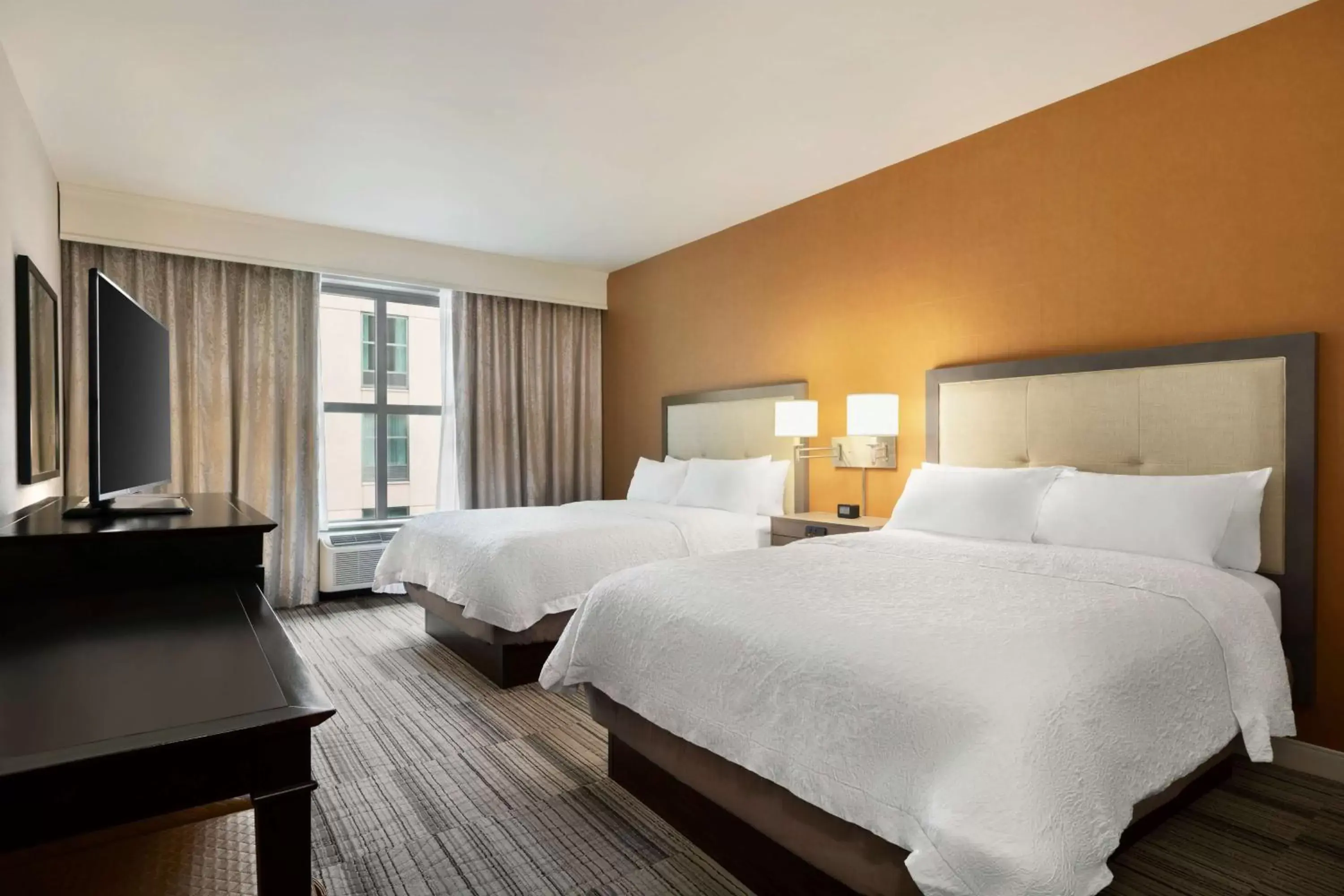 Bed in Hampton Inn & Suites - Roanoke-Downtown, VA