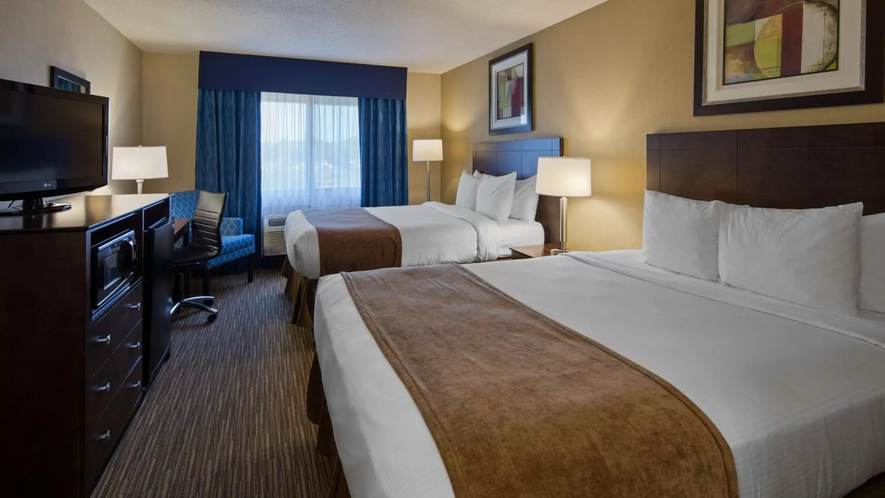 Photo of the whole room, Bed in Best Western Port Huron Blue Water Bridge