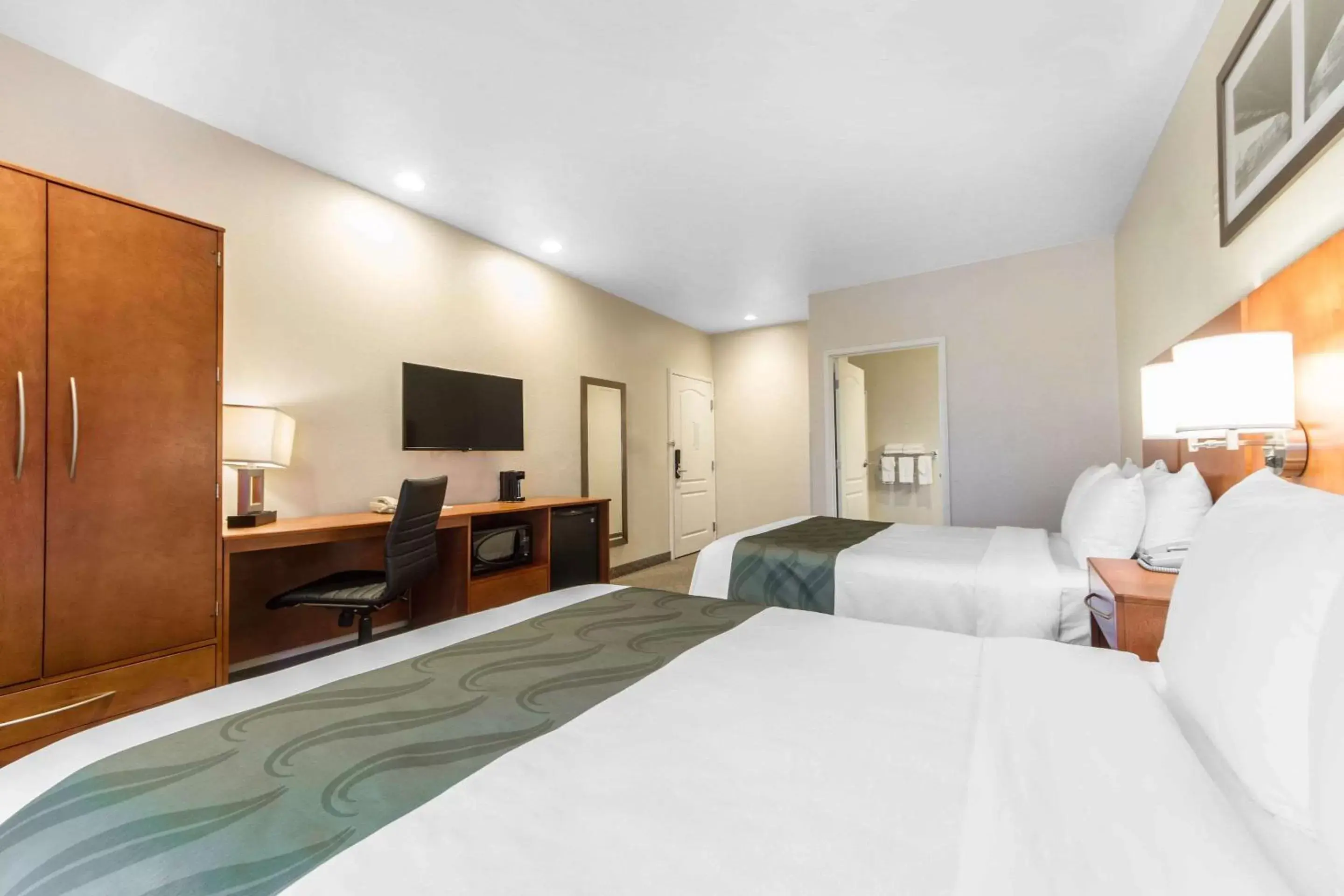 Photo of the whole room, Bed in Quality Inn San Jose Airport - Silicon Valley