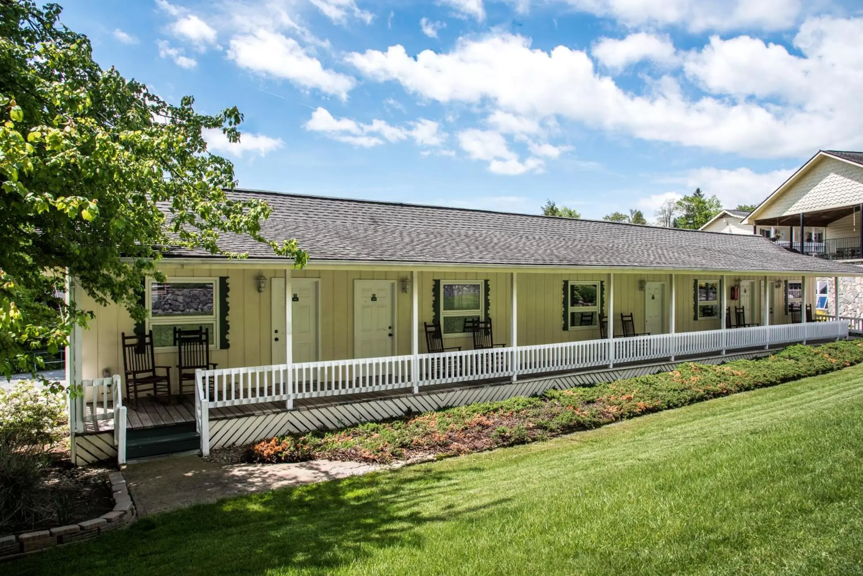 Property Building in Boxwood Lodge Blowing Rock near Boone-University