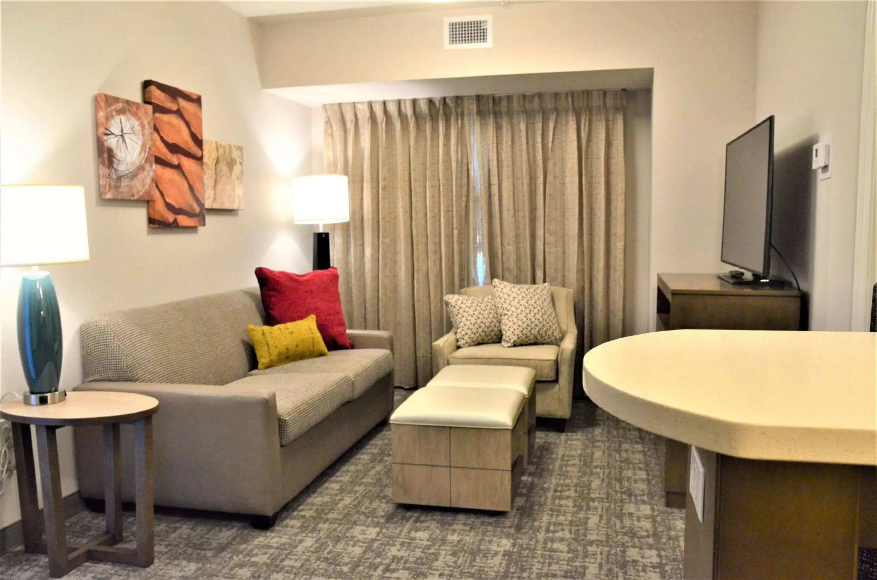 Photo of the whole room, Seating Area in Staybridge Suites - Orenco Station, an IHG Hotel