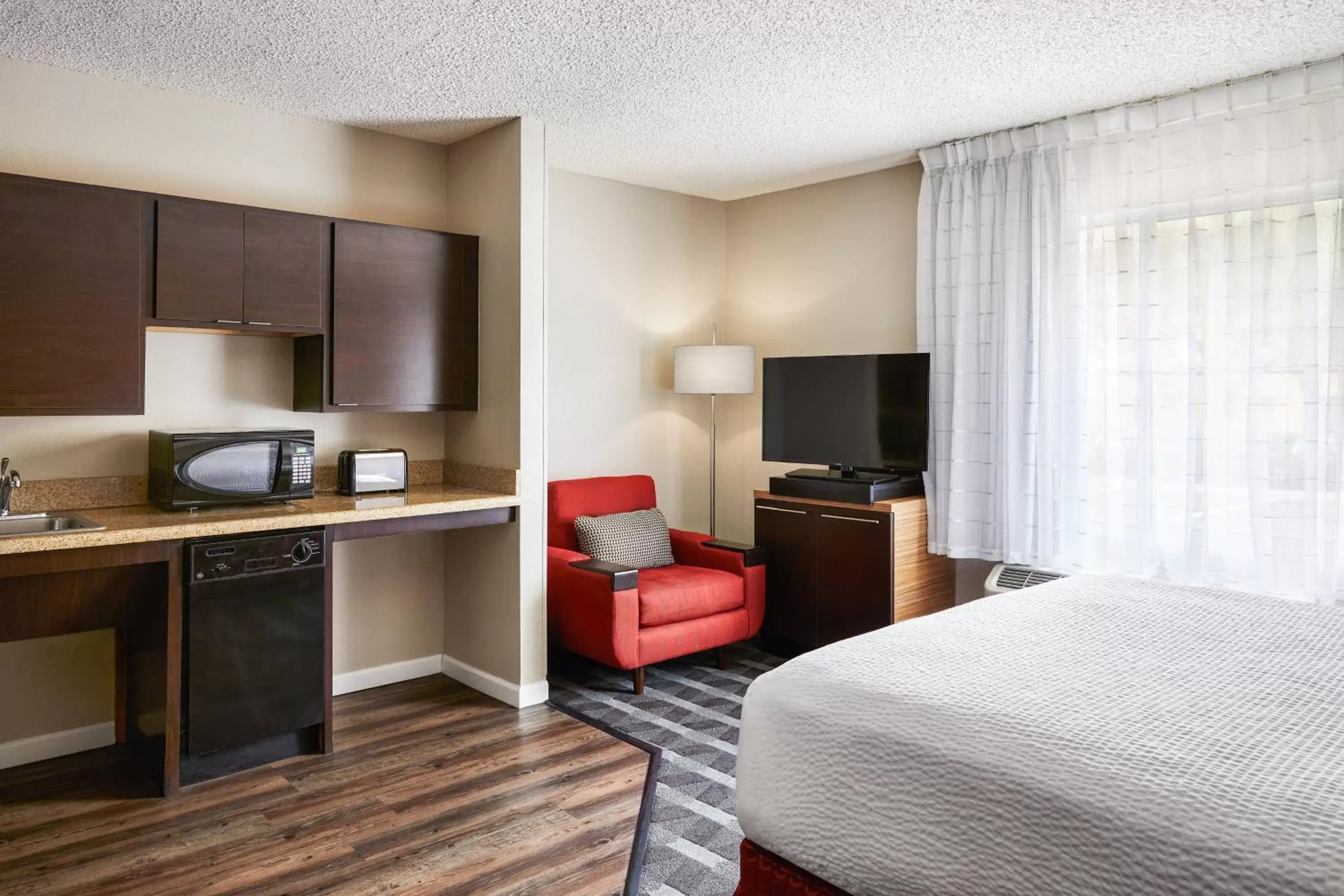 Bedroom, TV/Entertainment Center in TownePlace Suites Tempe at Arizona Mills Mall